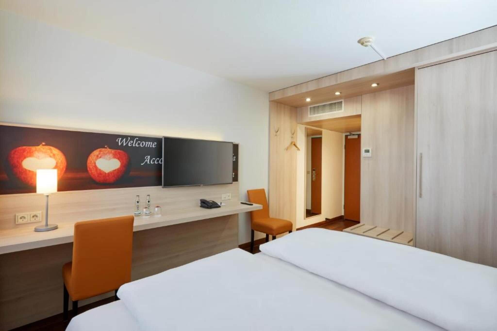 H Hotel Stuttgart Herrenberg-Superior Double Room - Bedroom