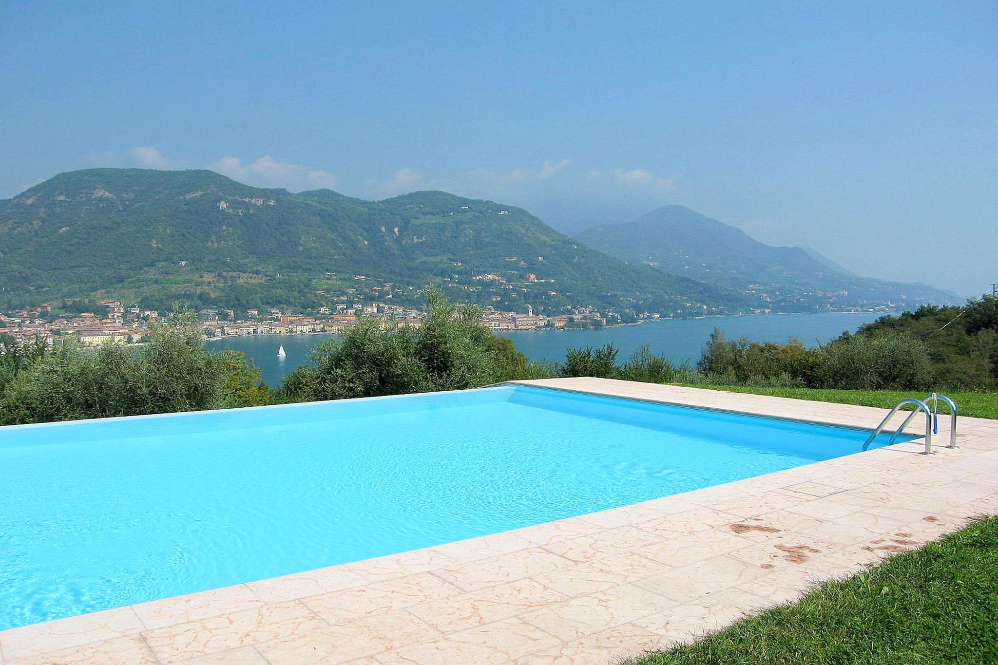 Mooie residentie met panoramazwembad bij het Gardameer