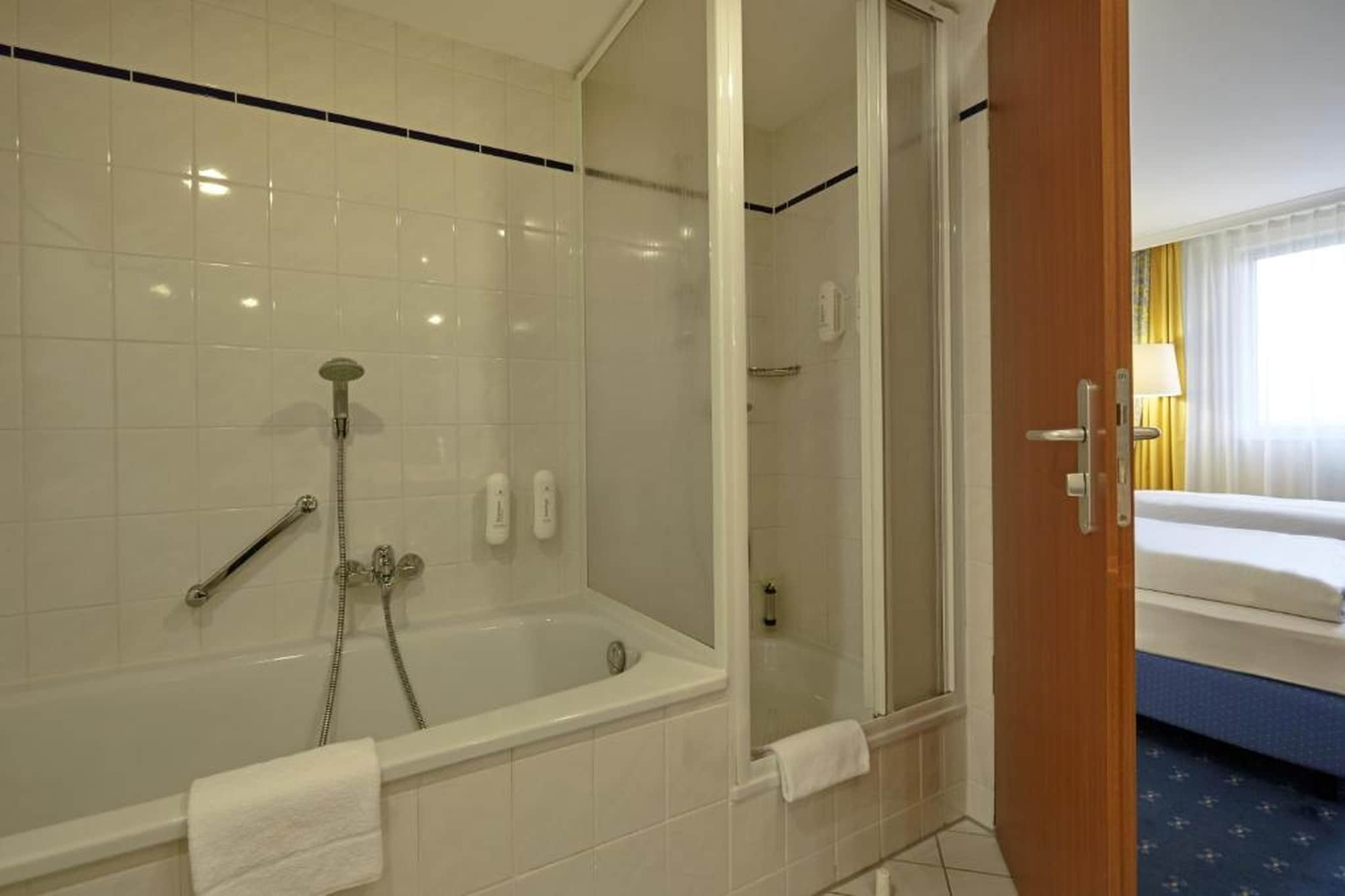 H4 Hotel Kassel - Deluxe Duite - Badkamer