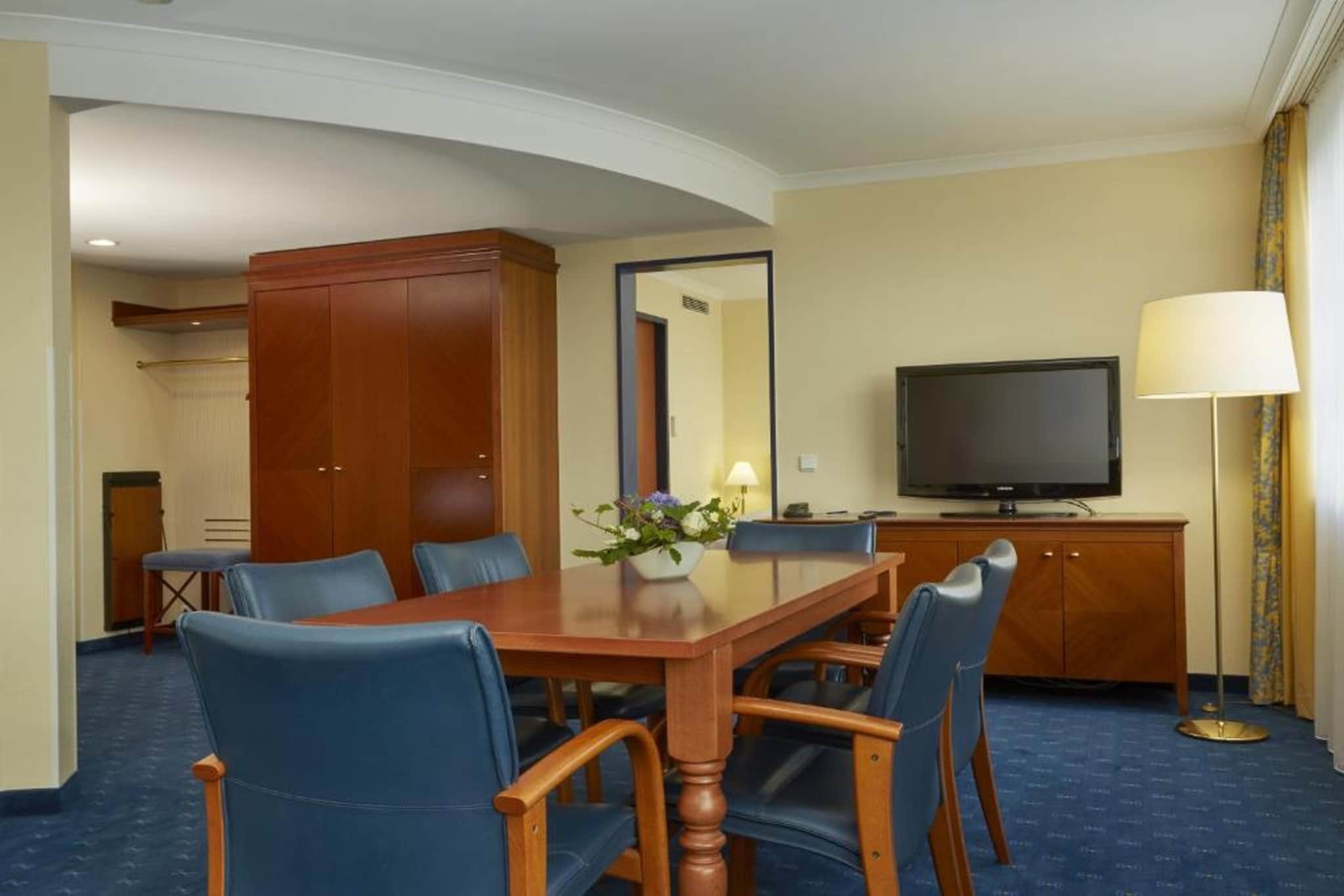 H4 Hotel Kassel - Suite - Eetkamer
