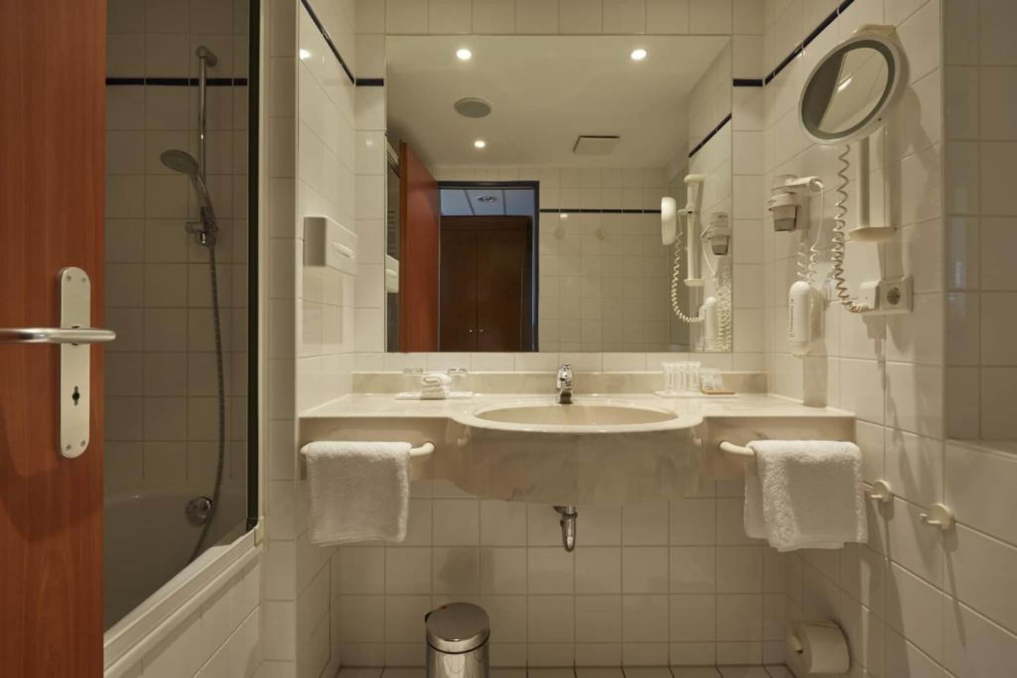 H4 Hotel Kassel - Suite - Badkamer