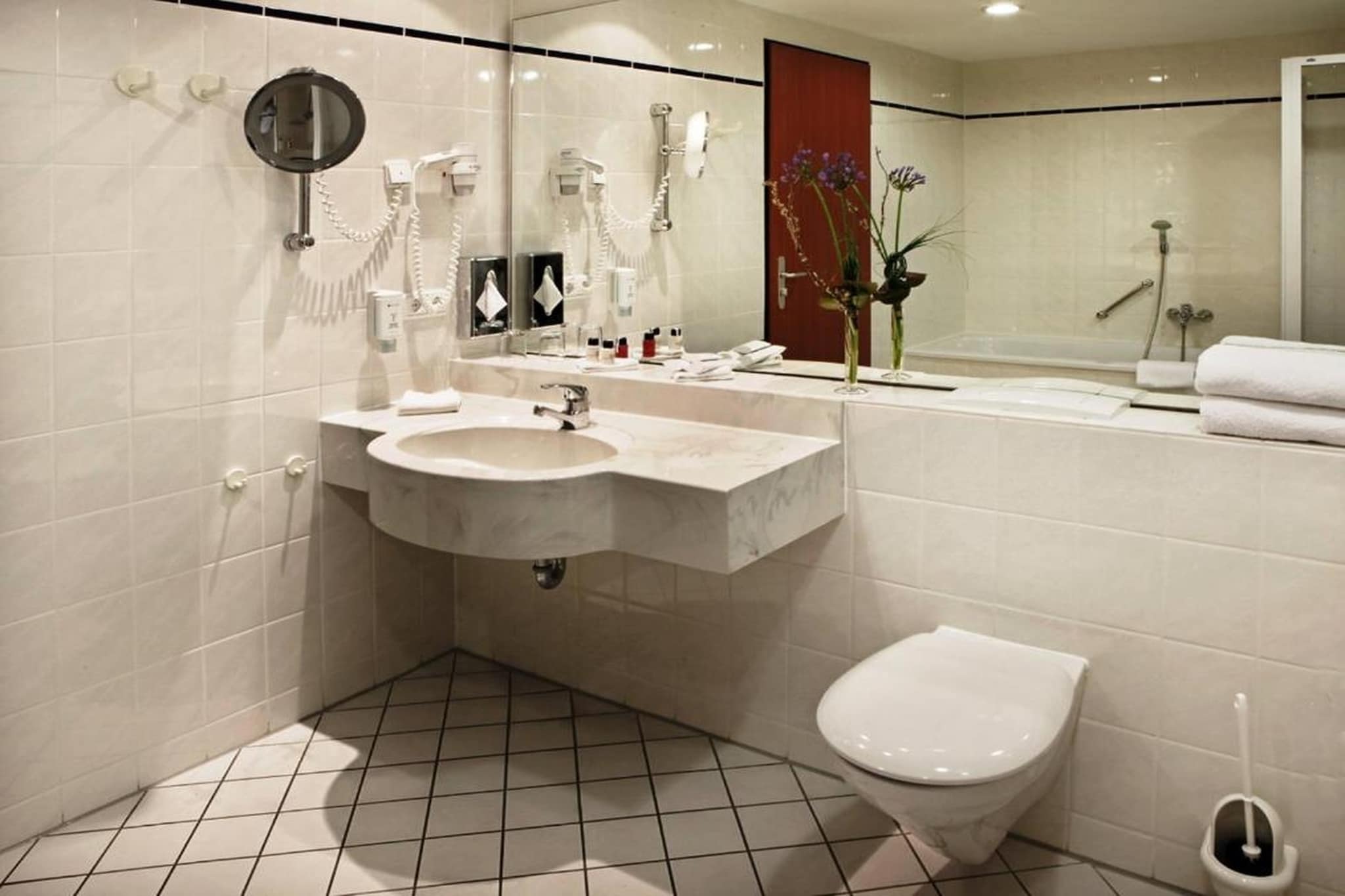 H4 Hotel Kassel - Suite - Badkamer