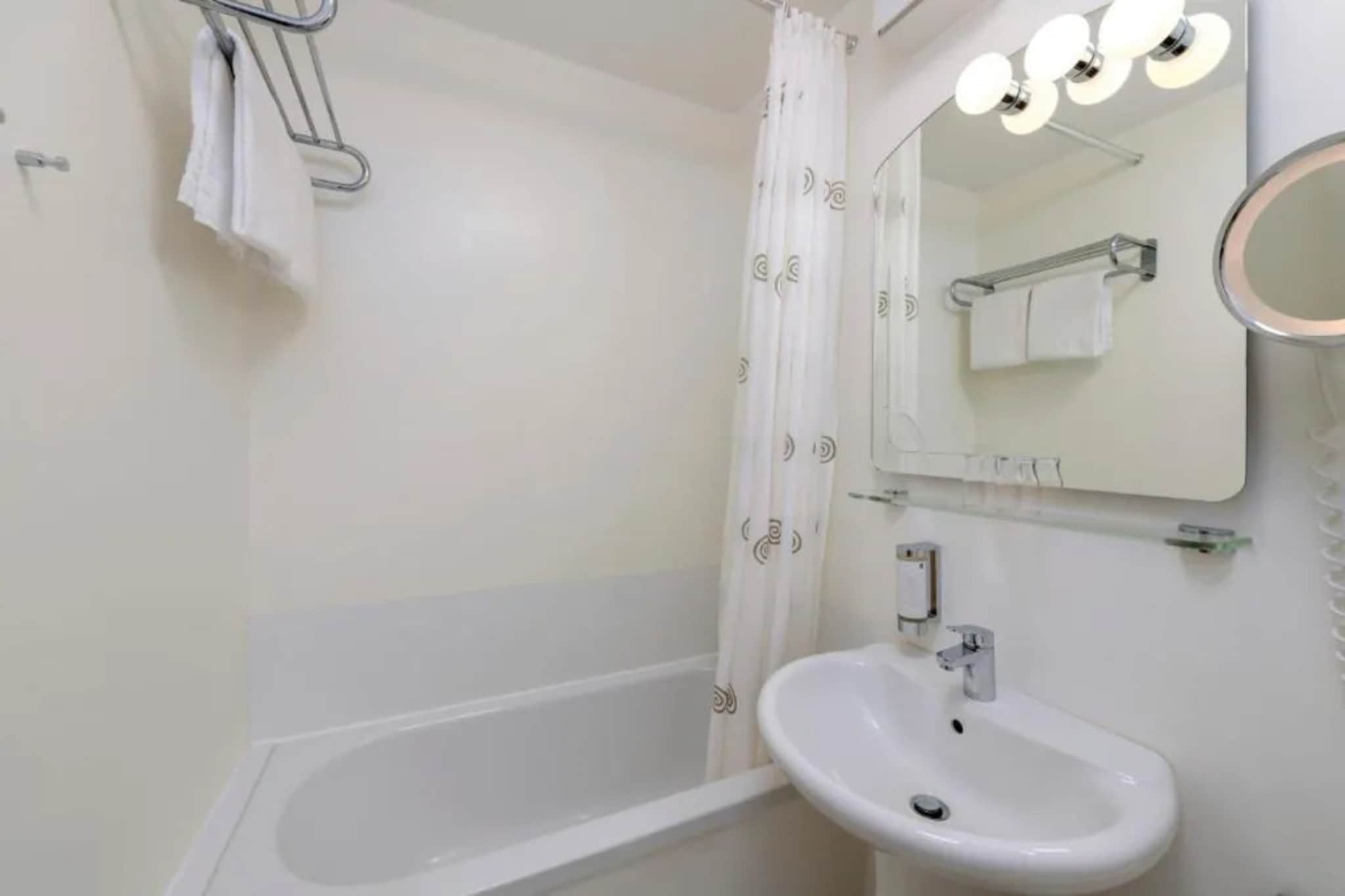 Sunday Hotel des Nordens Standard double room - Bathroom
