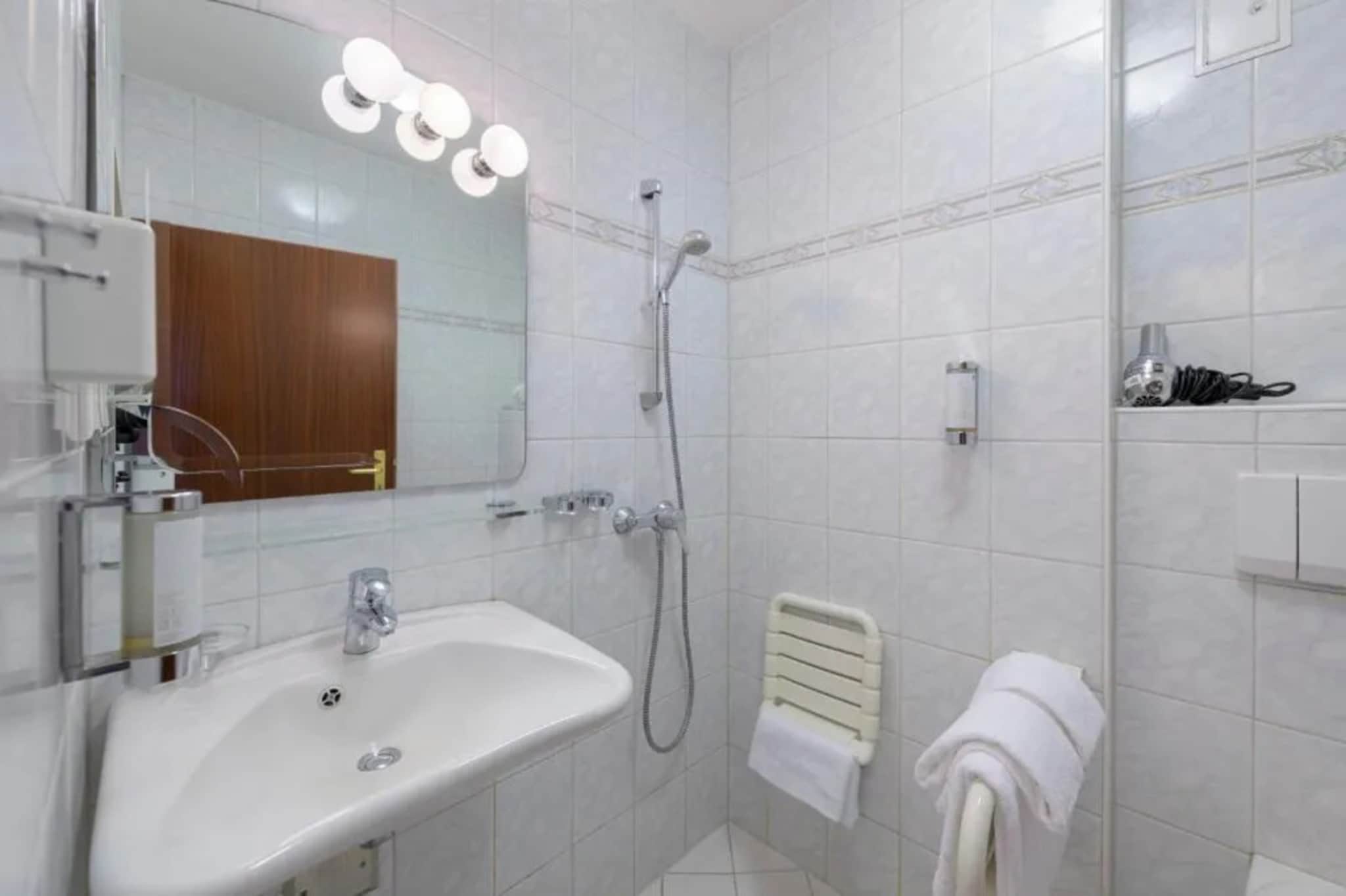 Sunday Hotel des Nordens Standard double room - Bathroom