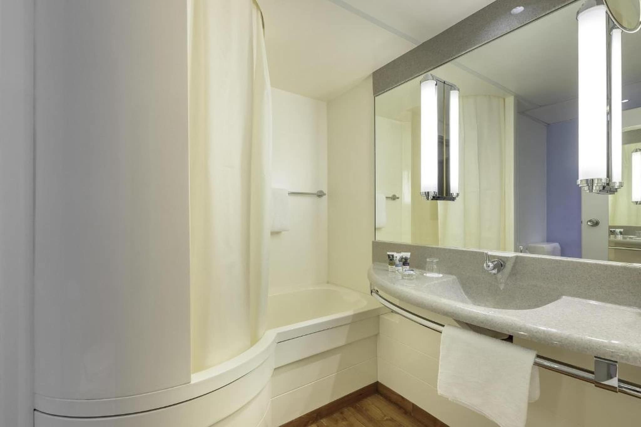 Mercure Hotel Berlin City West - Standard Twin Room - Badezimmer