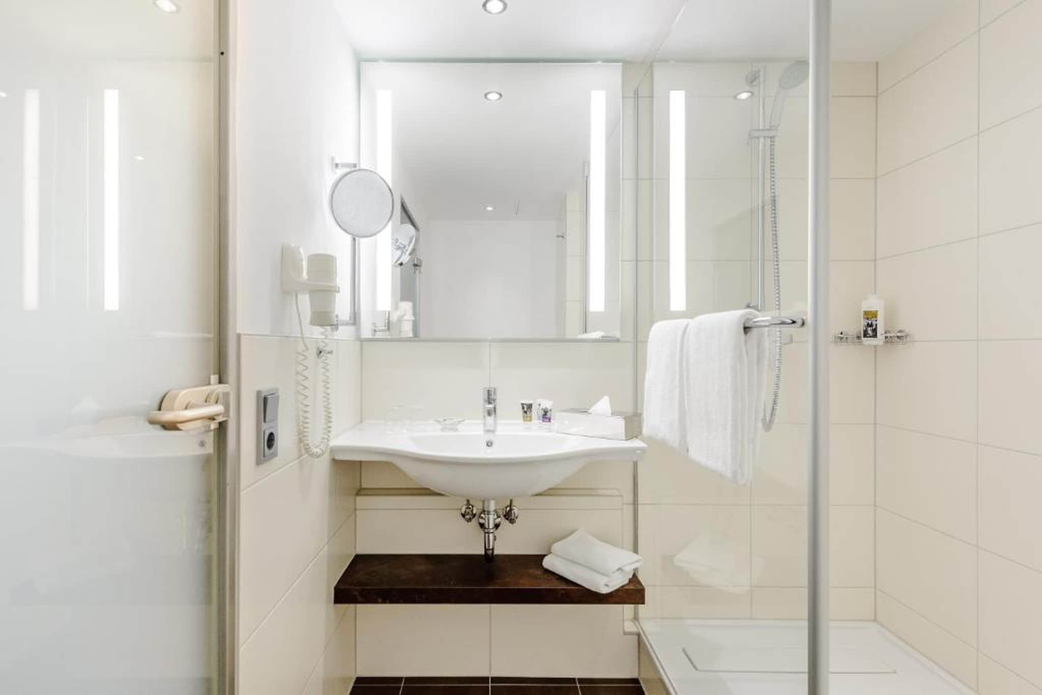 Mercure Hotel Berlin City West - Junior Queen Suite - Badezimmer