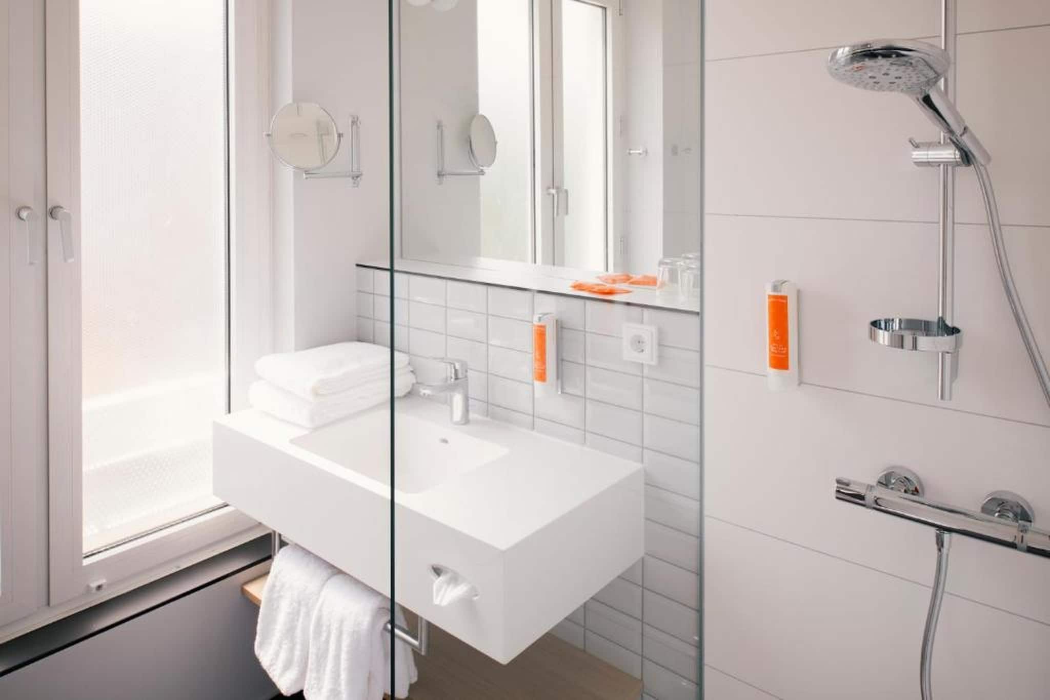 Vienna House Easy by Wyndham Leipzig - Comfort Accessible Room - Bathroom