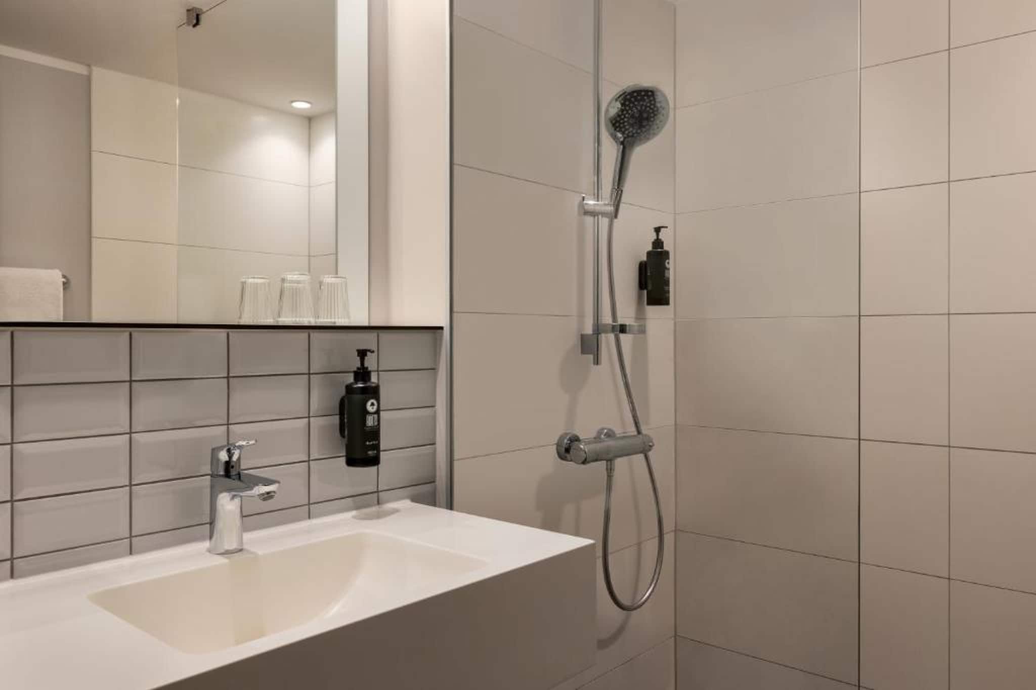 Vienna House Easy by Wyndham Leipzig - Comfort Plus Room - Bathroom