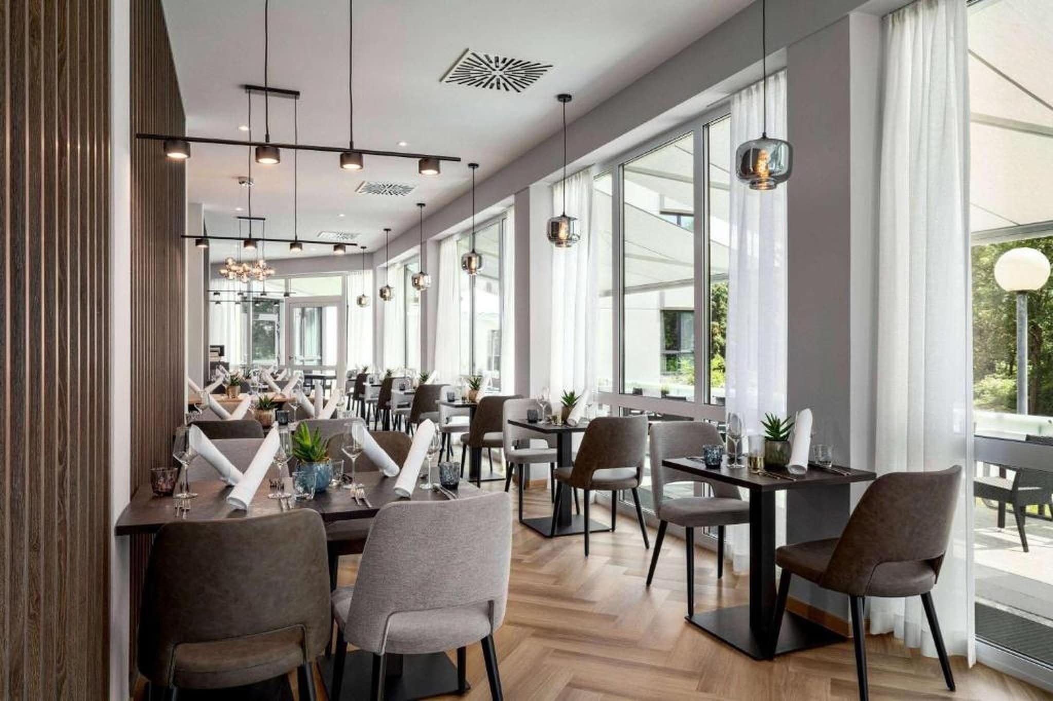 Vienna House Easy by Wyndham Frankfurt Airport - Comfort Room - Image-tags.hotelfacilitiesandservices