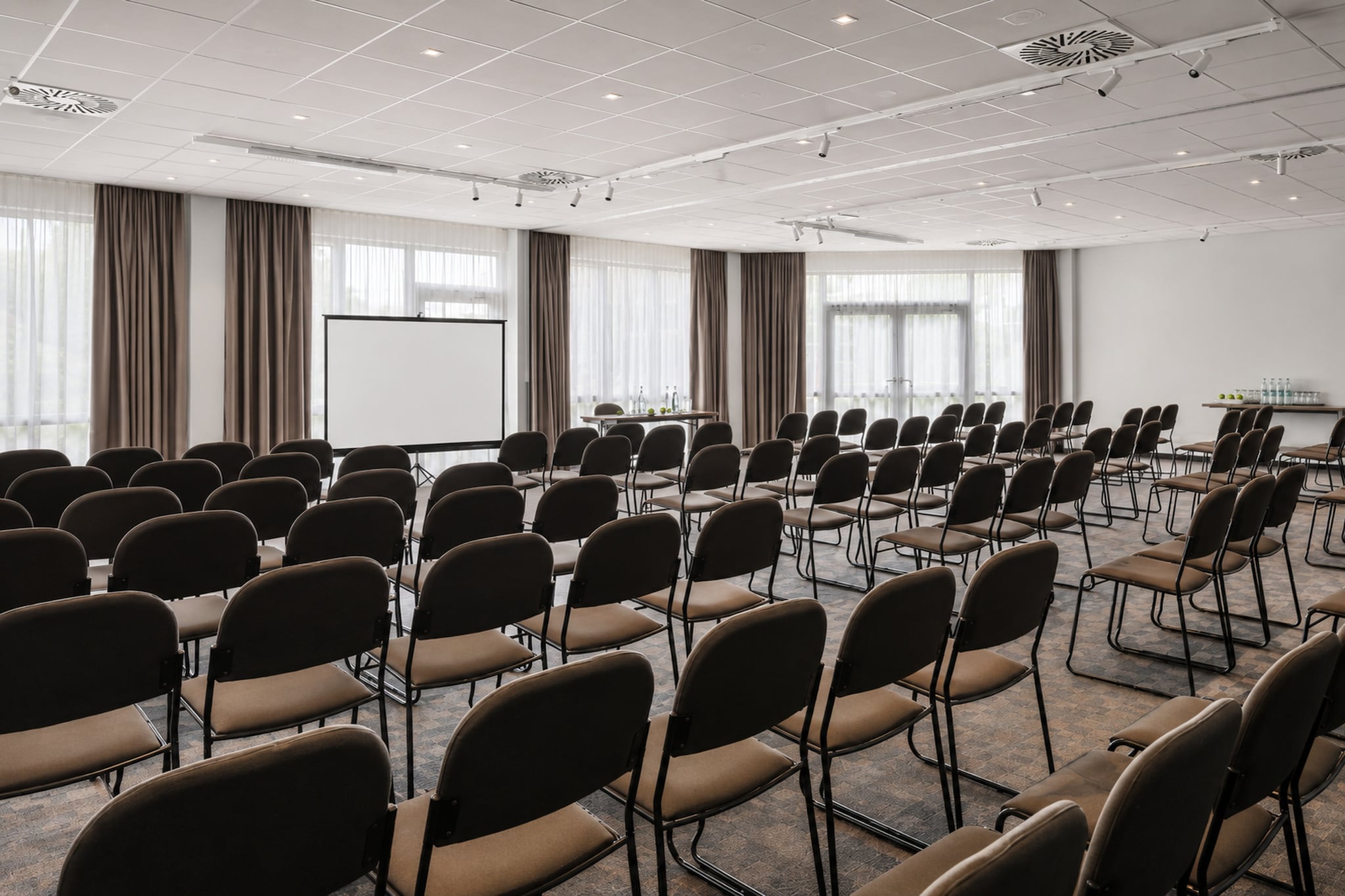 Vienna House Easy by Wyndham Frankfurt Airport - Comfort Twin Room - Image-tags.hotelfacilitiesandservices