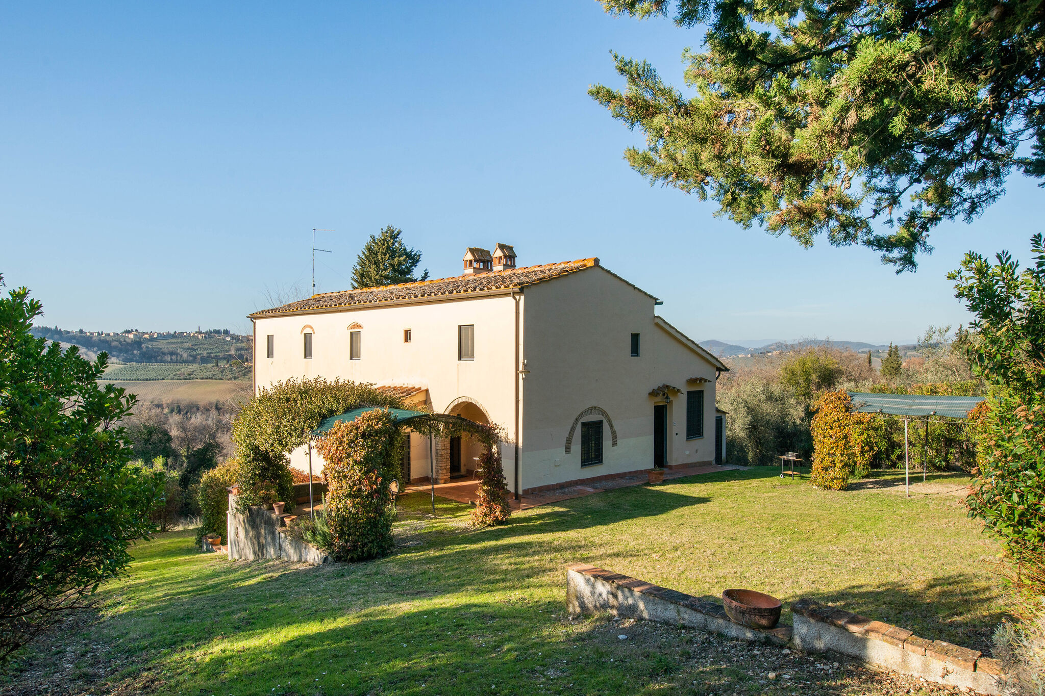 Alluring Villa in Tuscany Hills with Barbecue