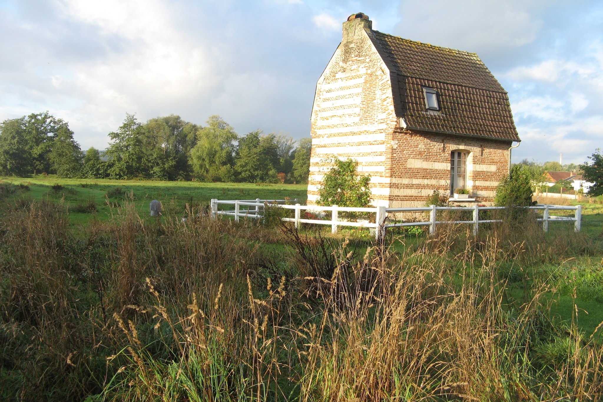 Jolie petite maison Picarde au bord de l'eau - Außenbereich Sommer