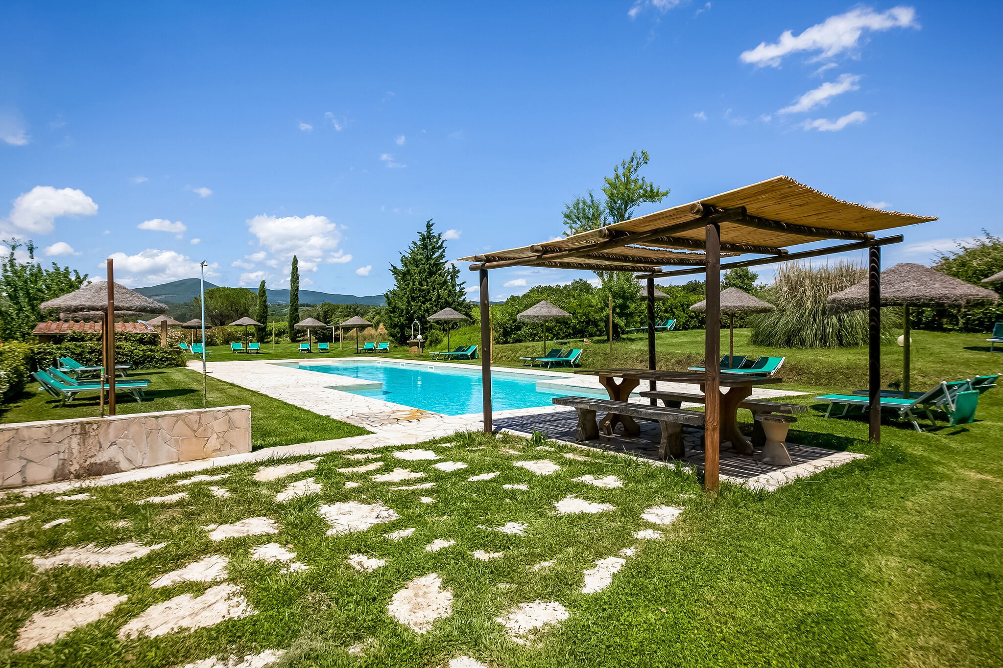 Landelijk appartement in Montescudaio met gedeeld zwembad
