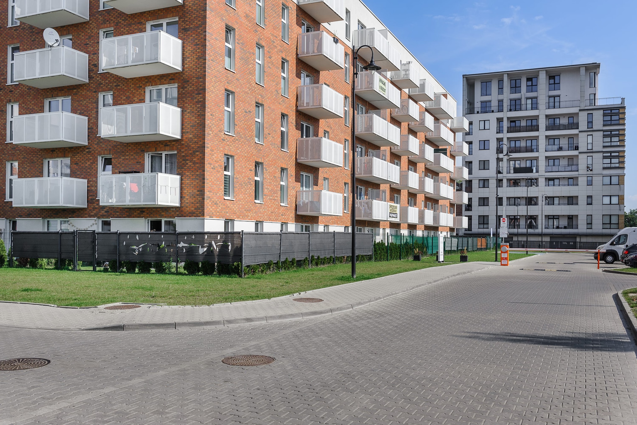 009.WrobL21E-65(4) - Exterior in summer