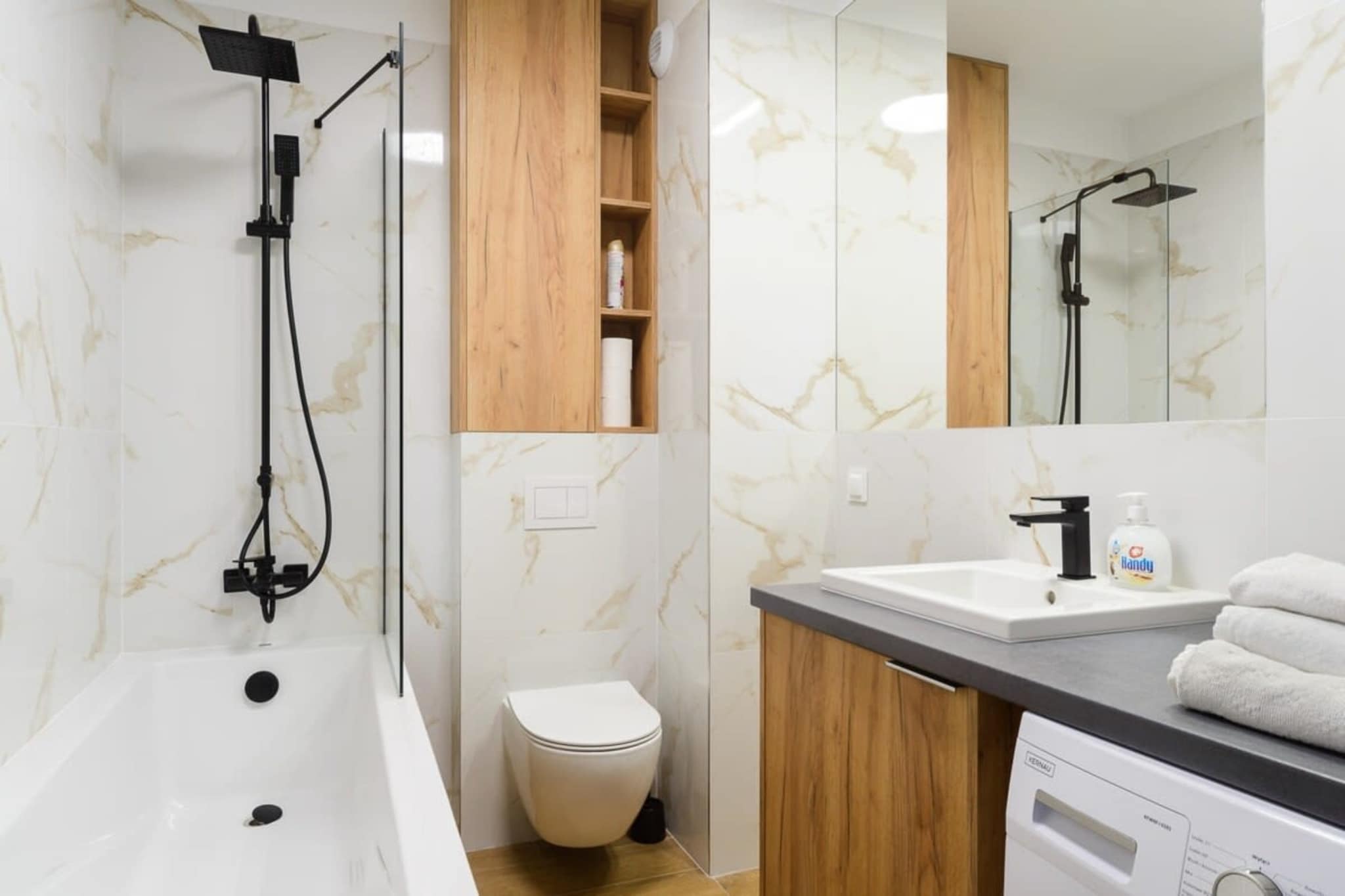 003. Wrobl21N/56(4)* - Bathroom