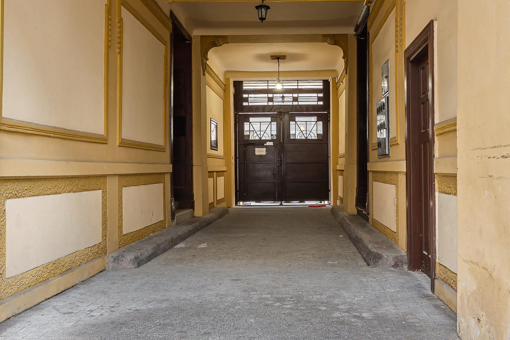 041. Piramow 2/1(4) - Hall & reception