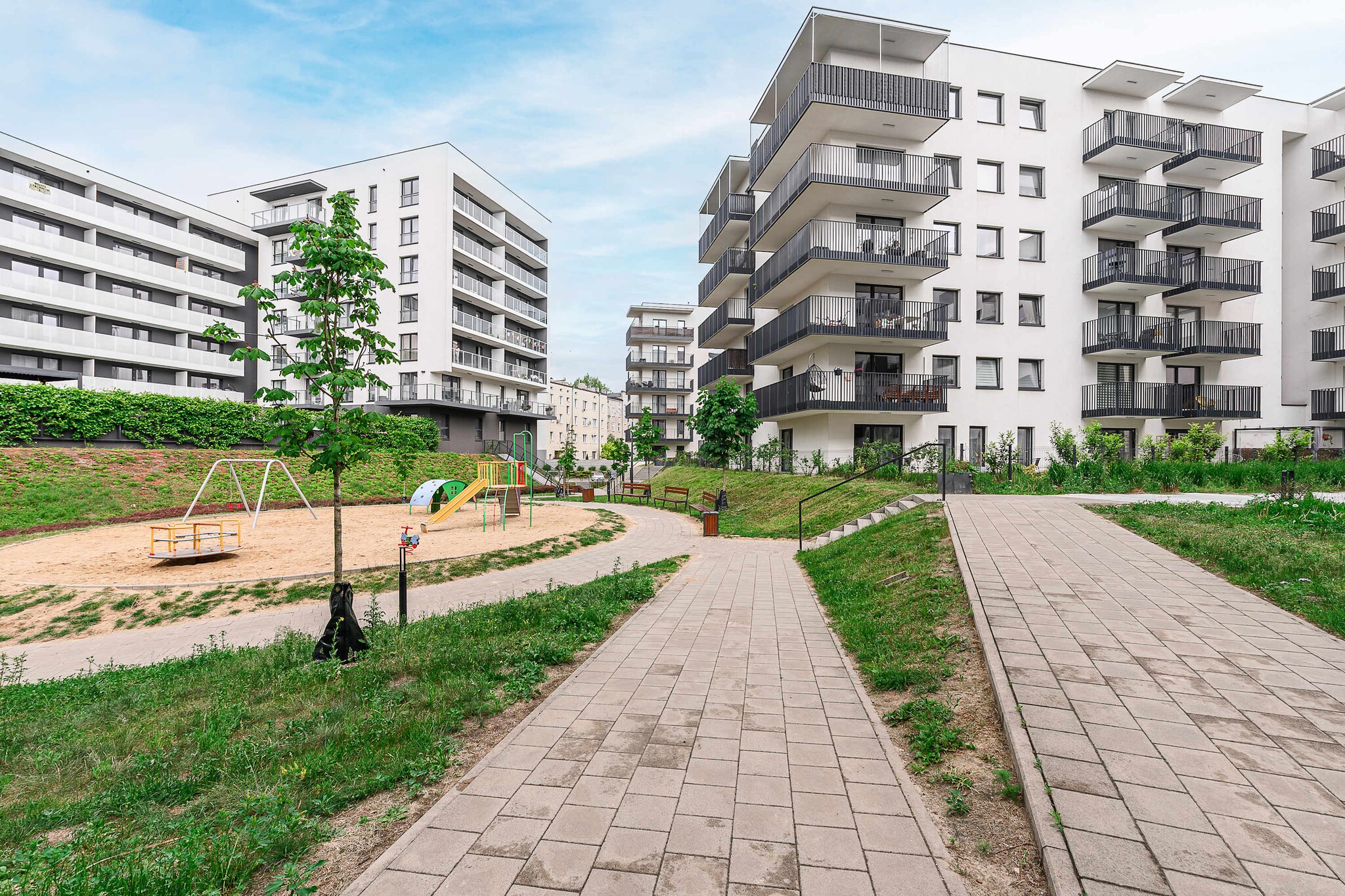 047. Drewn49A/38 (4) - Exterior in summer