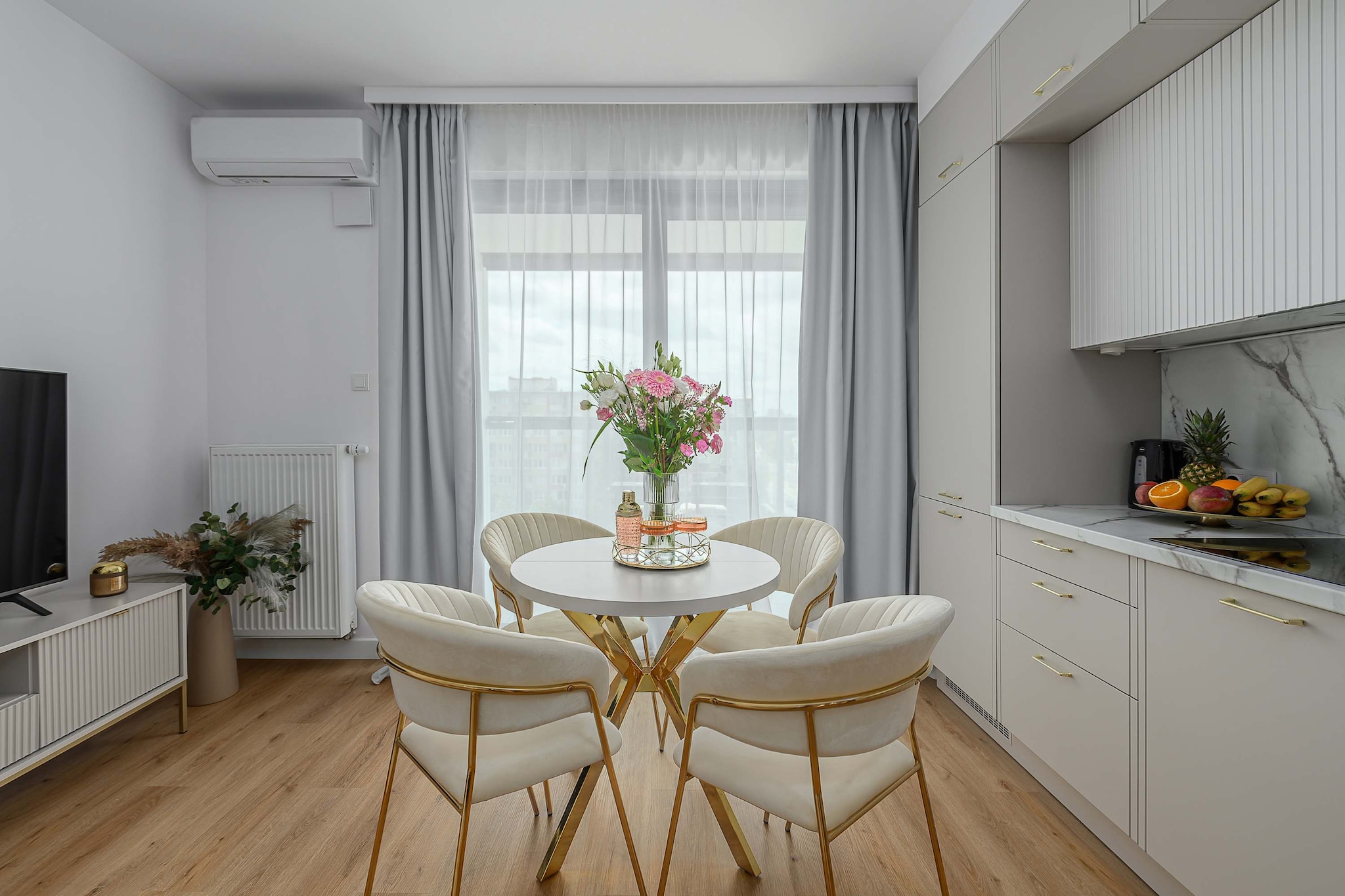 184 AWalcząc 2/24(4) - Eetkamer