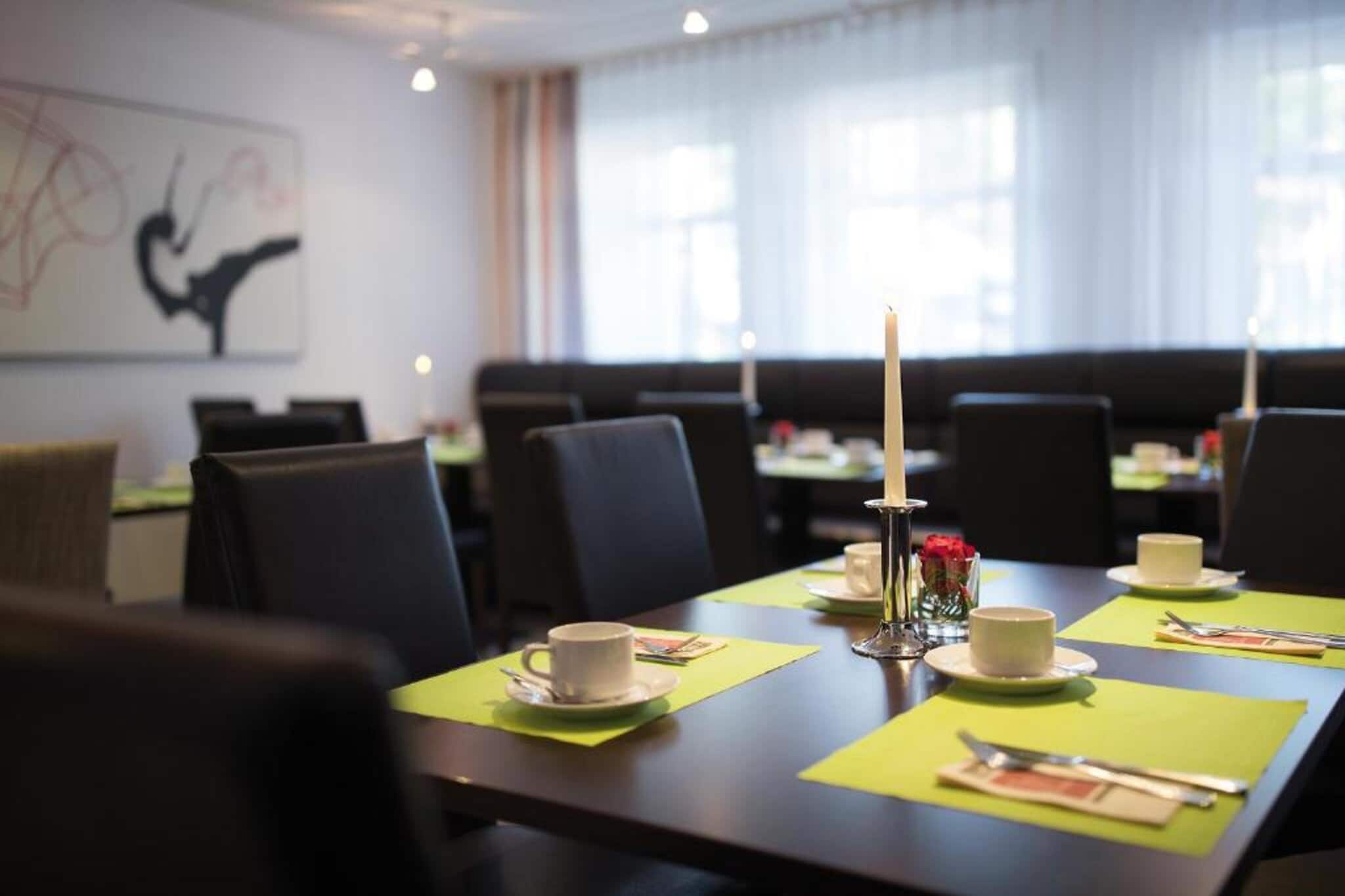 UNO Hotel Stuttgart Großbettlingen - Standard Triple Room - Image-tags.hotelfacilitiesandservices