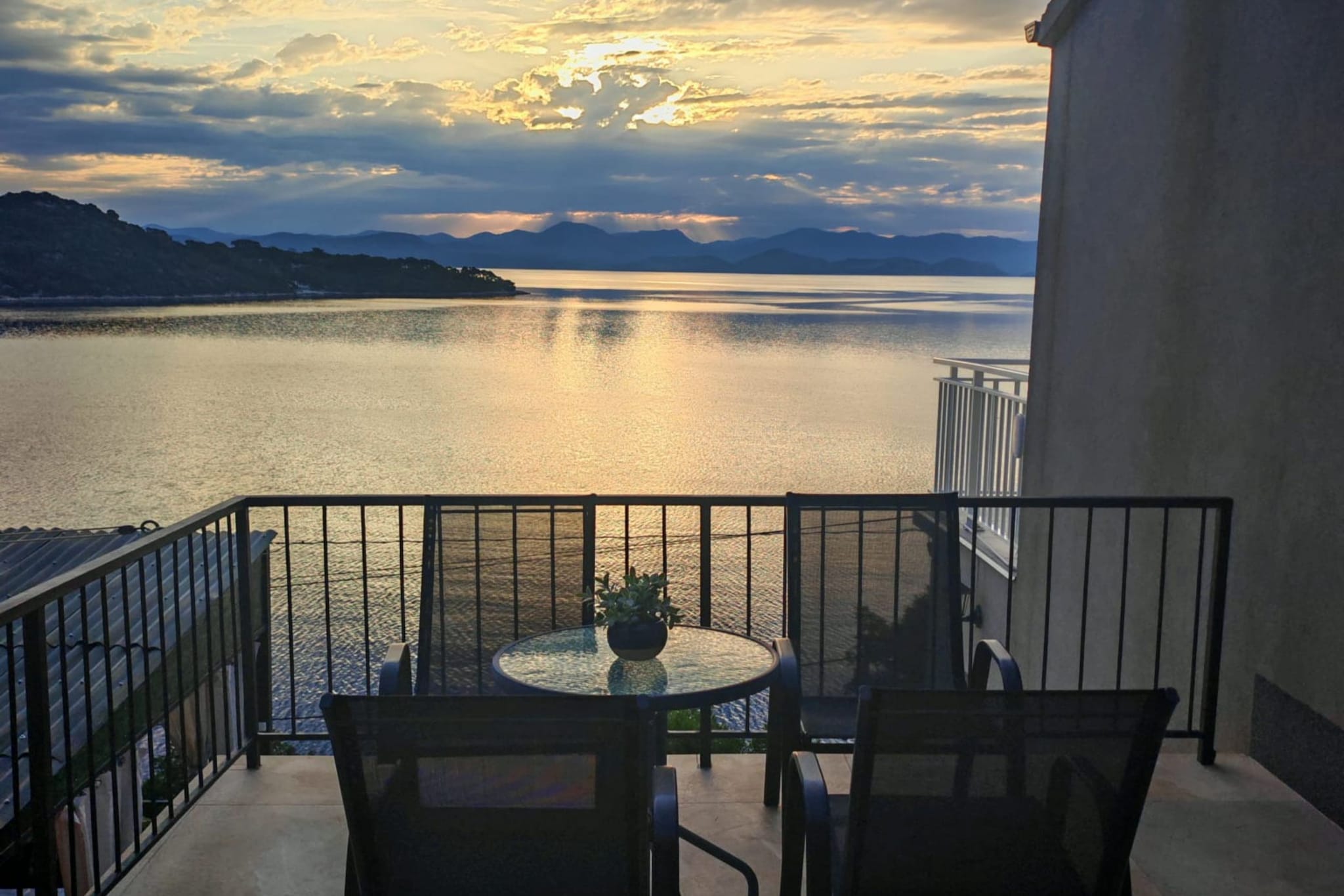 Green House - Two-Bedroom Apartment with Terrace and Sea View