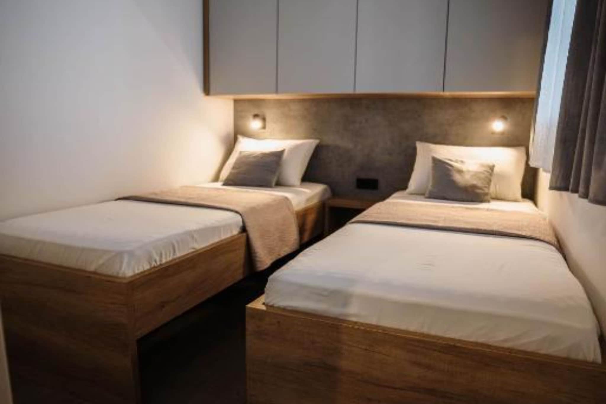 Lux Mobile Homes Vodice - Two bedroom home with private hot tub (Aurora) - Slaapkamer