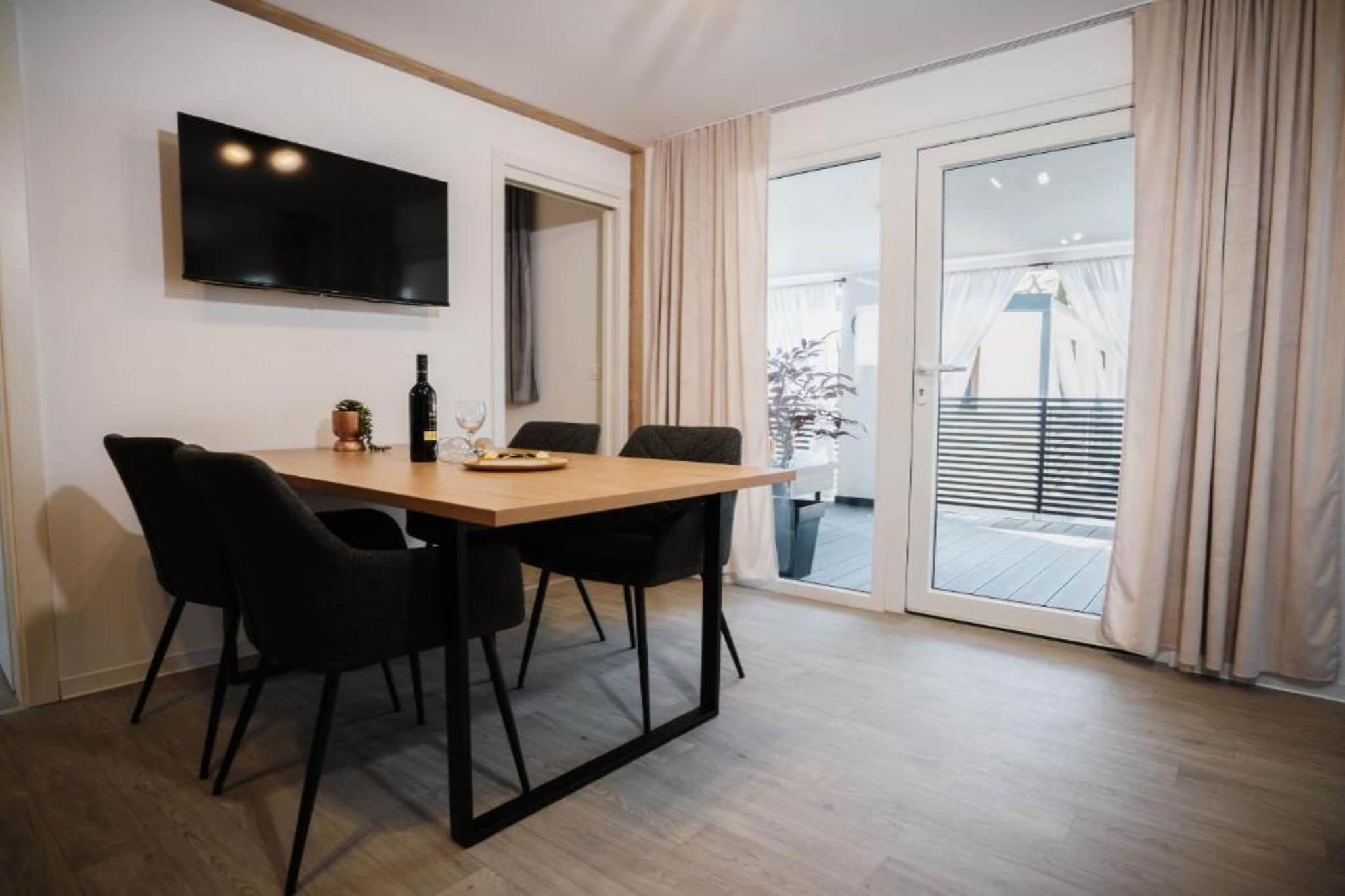 Lux Mobile Homes Vodice -  Two bedroom home with private hot tub (Maris) - Eetkamer