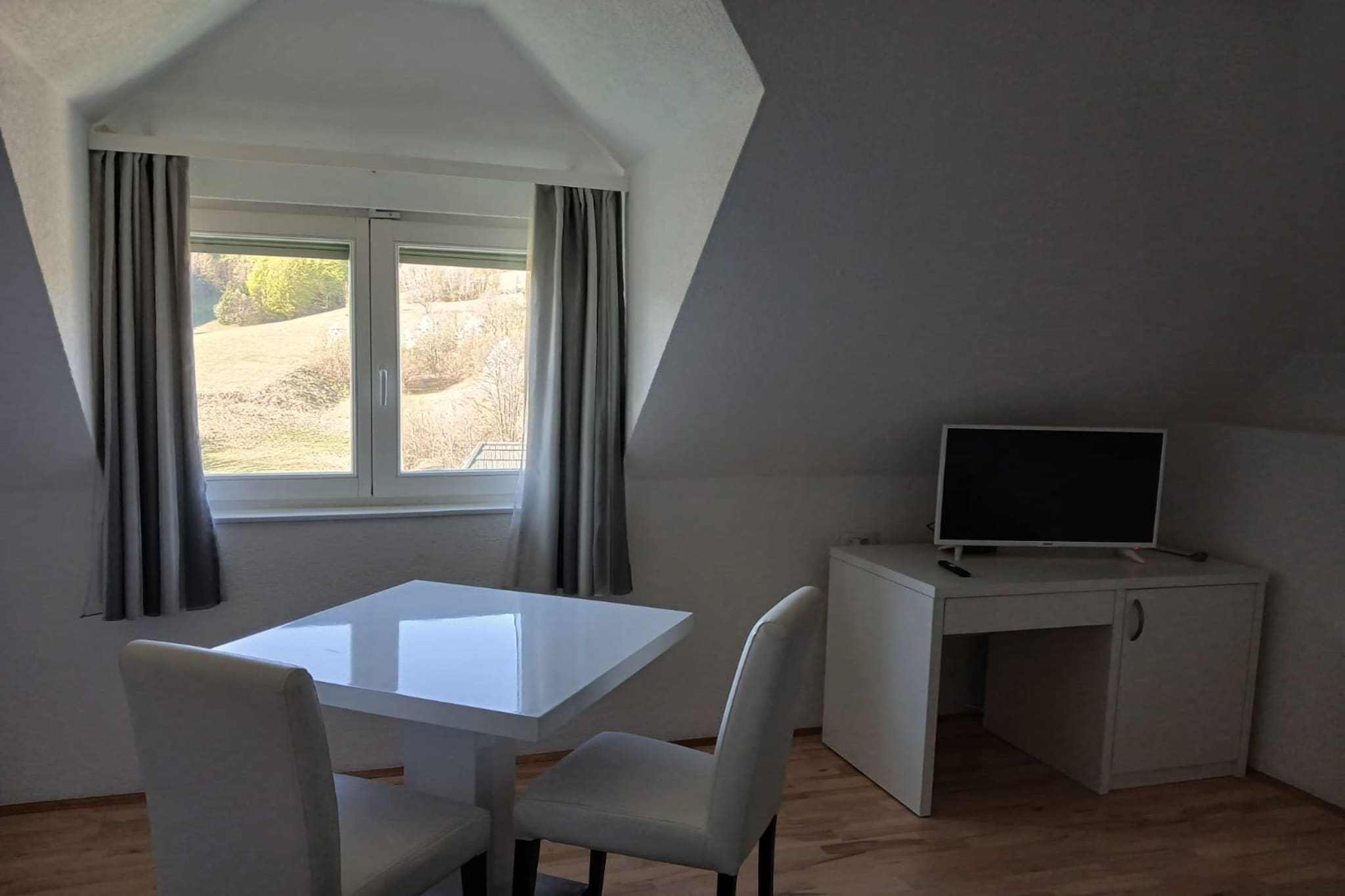 Villa Lika Annex - Double Room with Mountain View 8