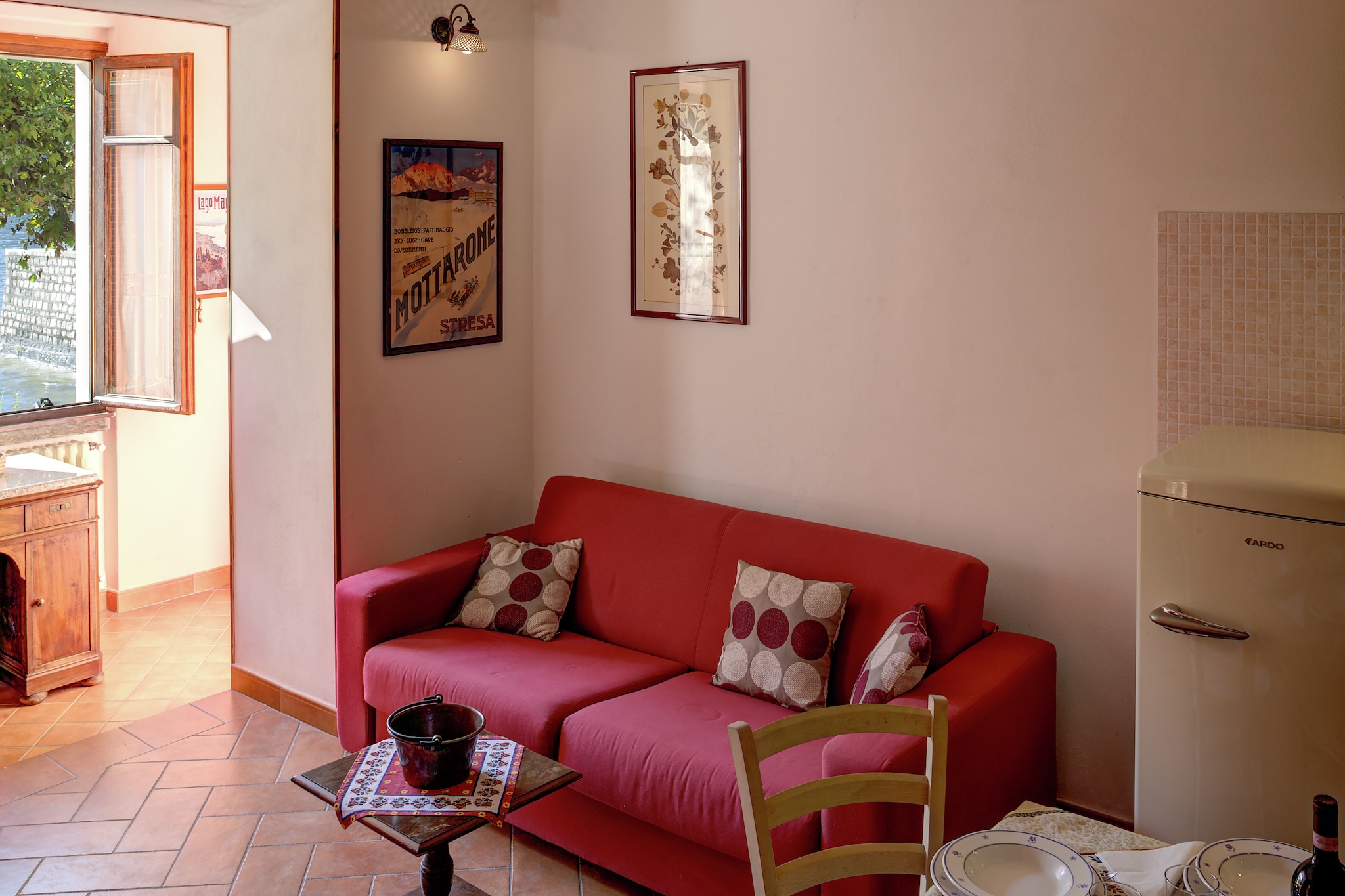 Ground floor: (Living room(double sofa bed, TV), open kitchen(dining table, coffee machine, oven), bedroom(double bed), bathroom(shower, washbasin, toilet, bidet, washing machine))\n\nwashing machine(shared with other guests), heating(central), children\'s bed(on request), high chair(on request)