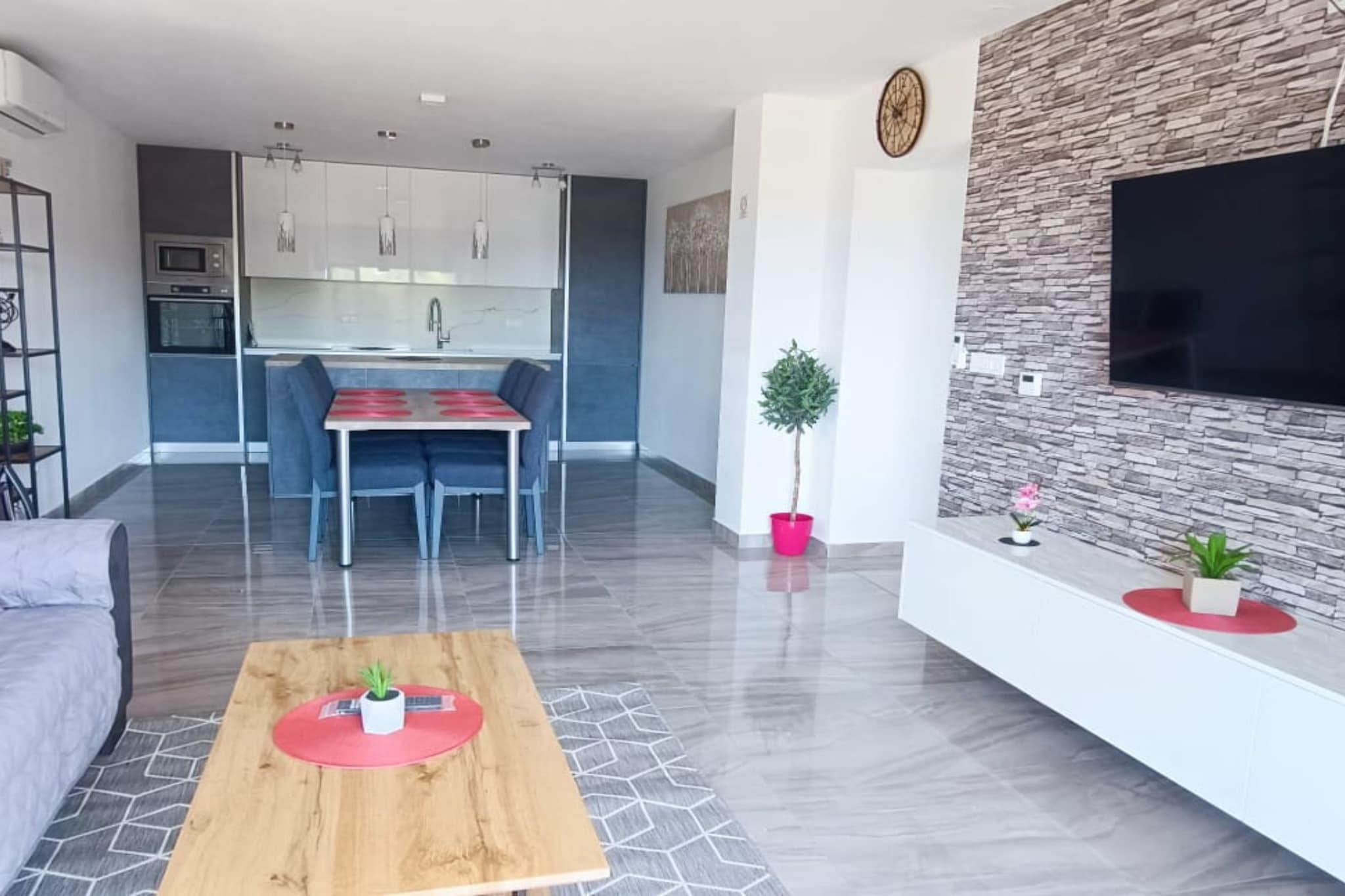 Dalmatia Apartments - Three Bedroom Apartment with  Balcony and Sea View 7
