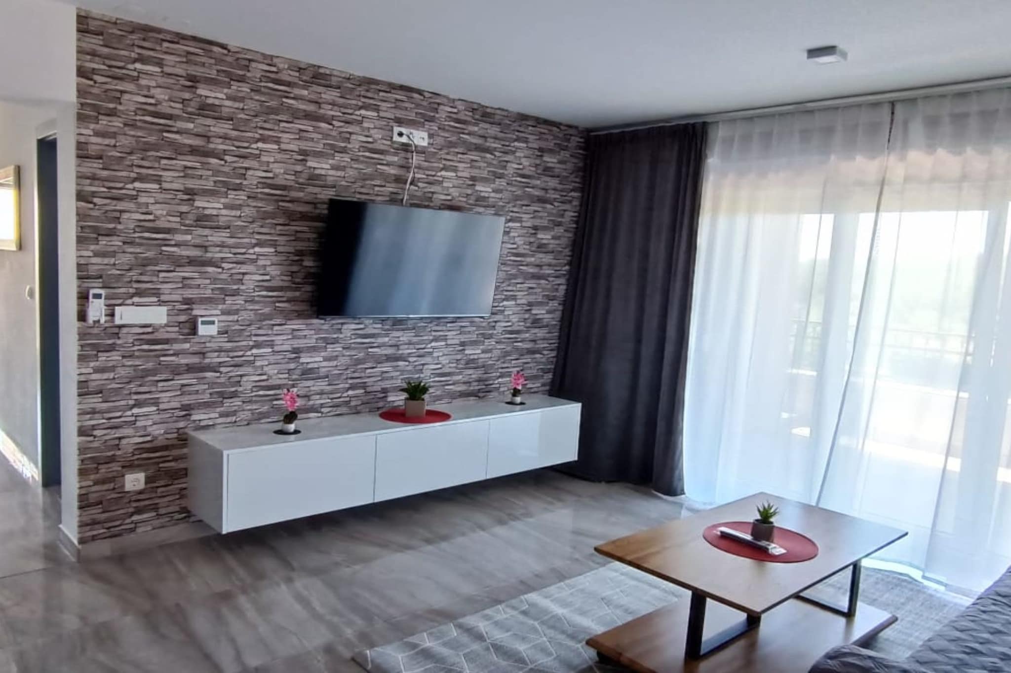 Dalmatia Apartments - Three Bedroom Apartment with  Balcony and Sea View 7