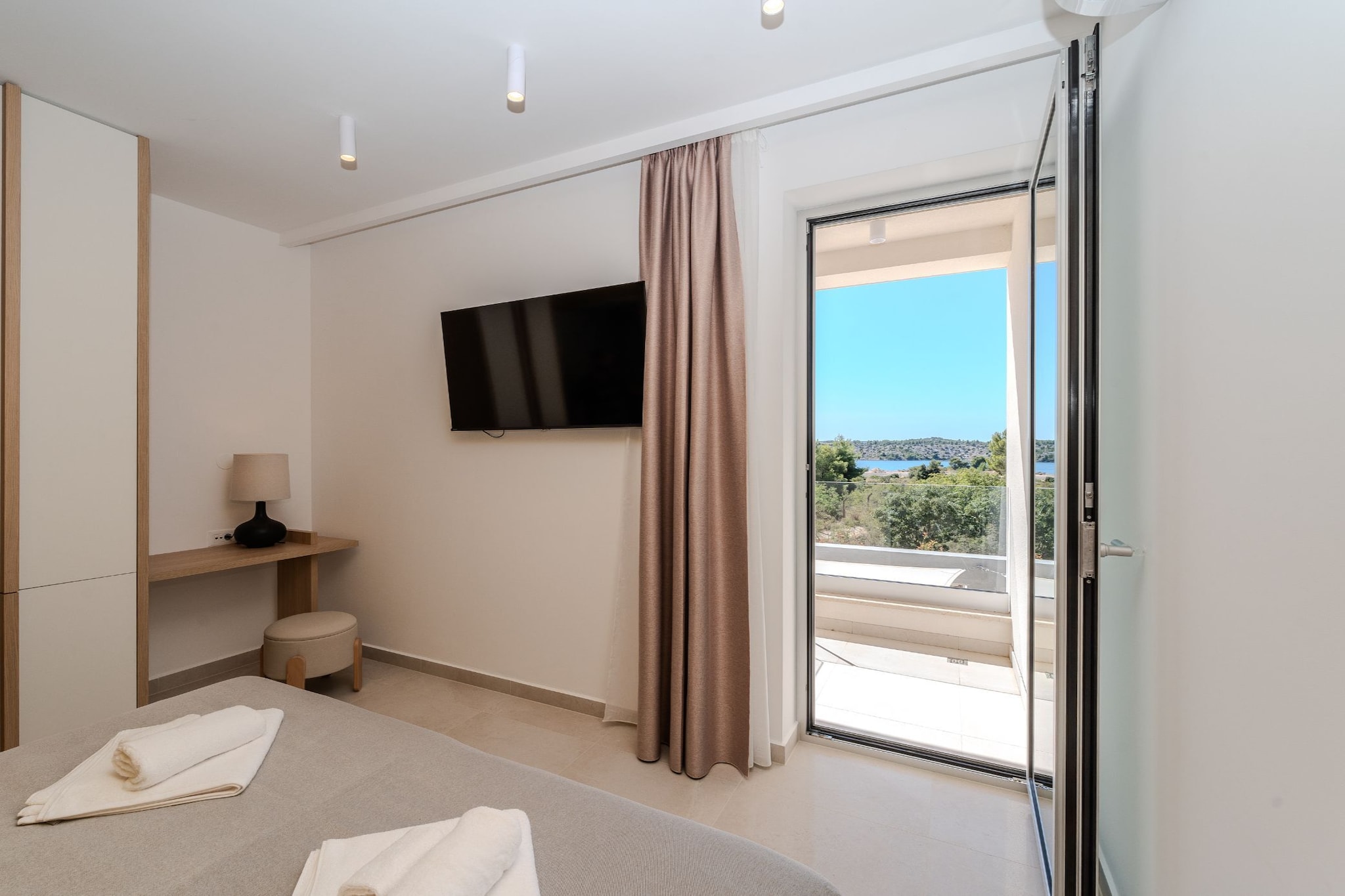 Villa Axia with pool - Chambre