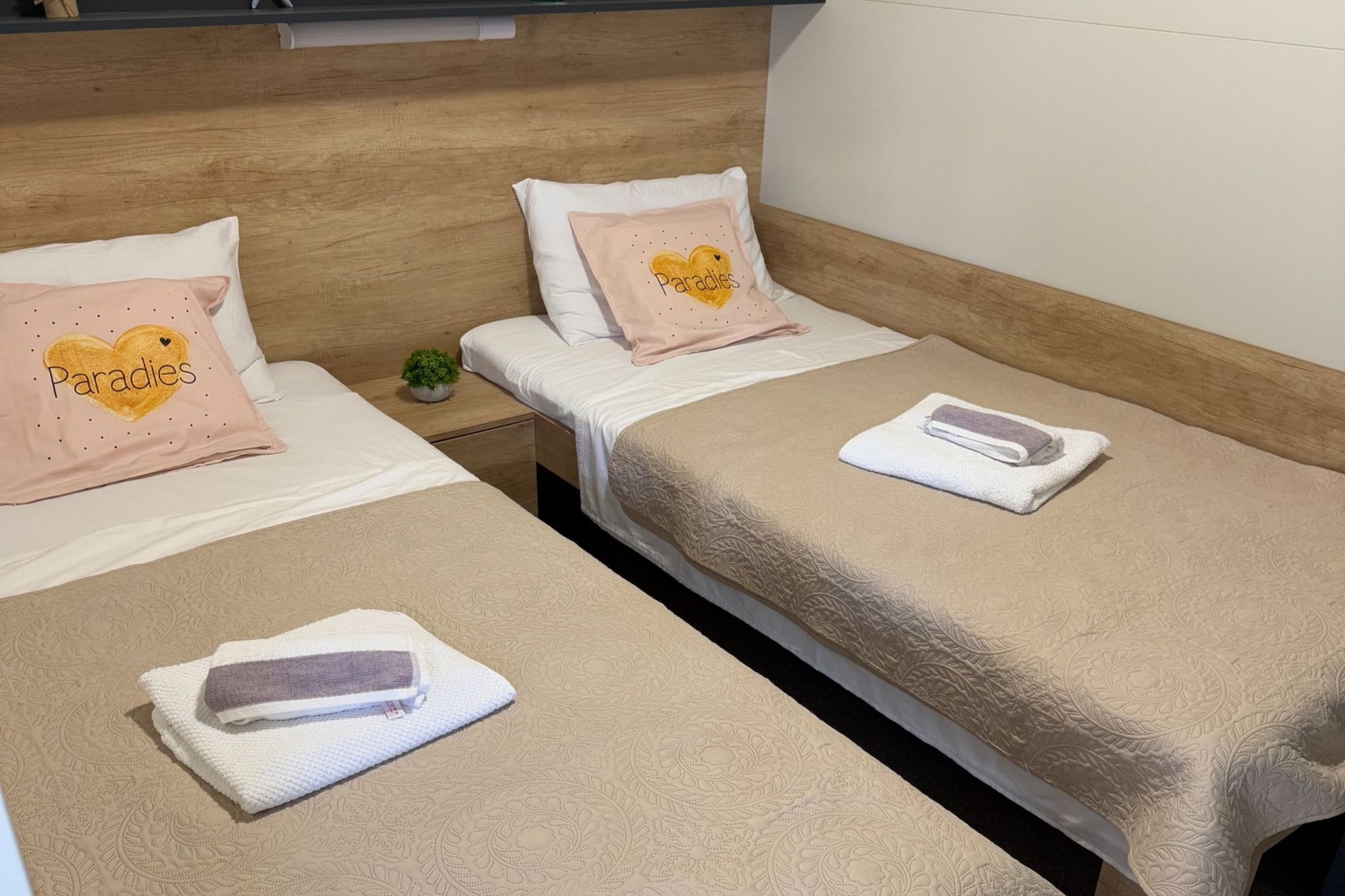 Mobile Home Paradise - Two Bedroom Mobile Home with Terrace