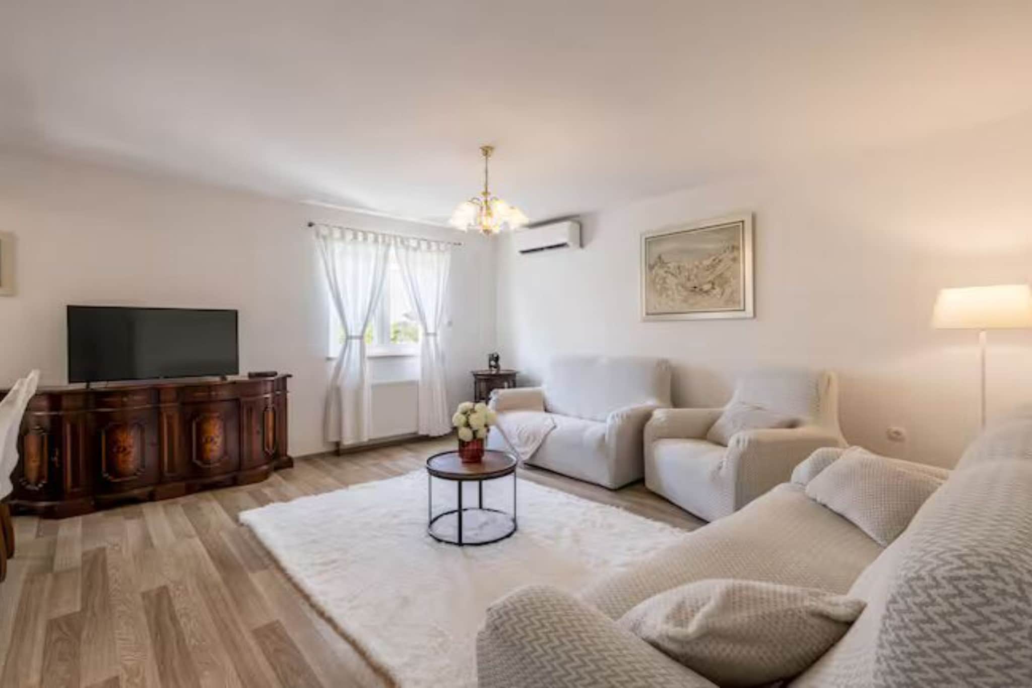 Villa Pax - Four Bedroom Villa with Outdoor Pool