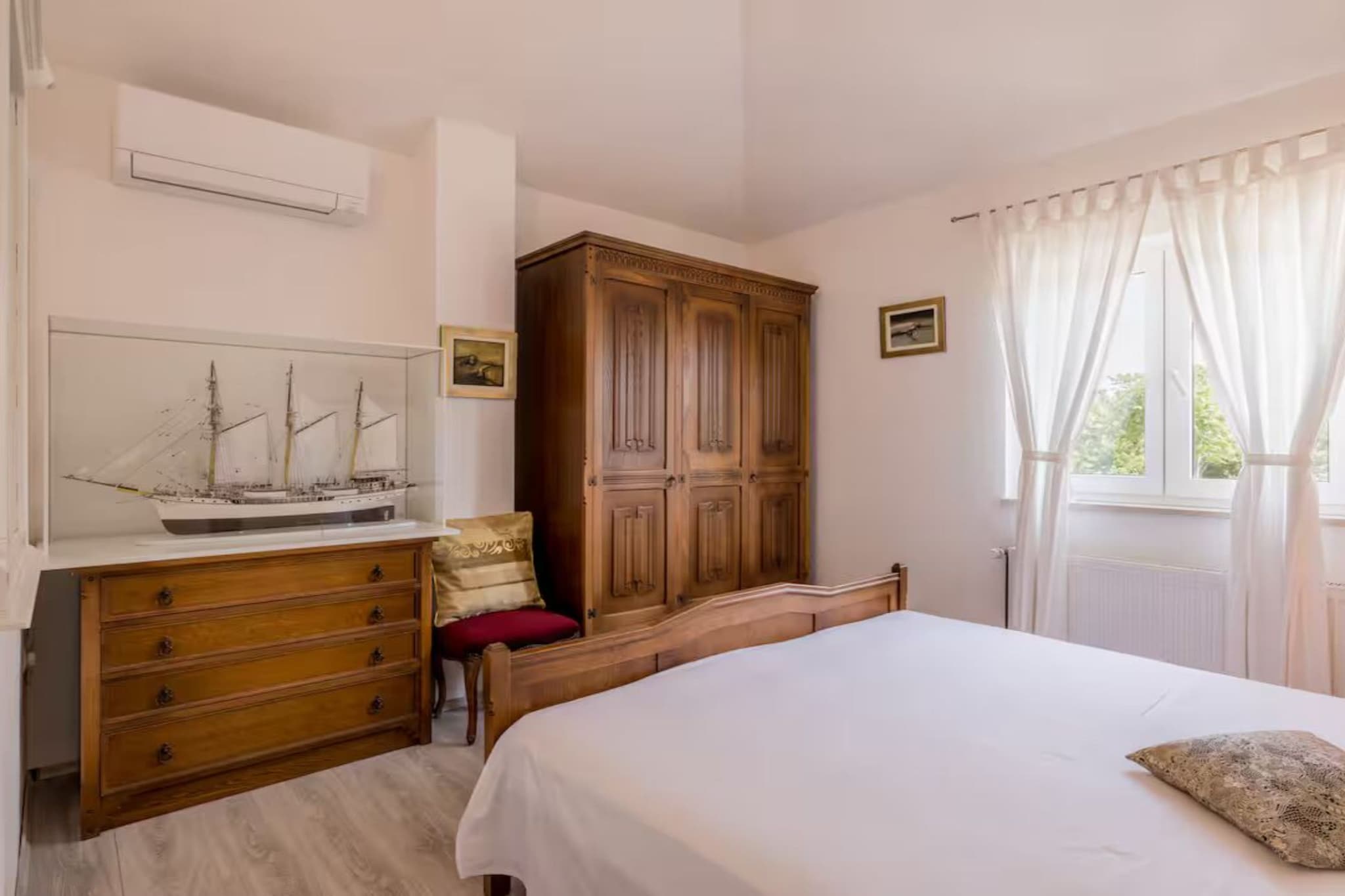 Villa Pax - Four Bedroom Villa with Outdoor Pool