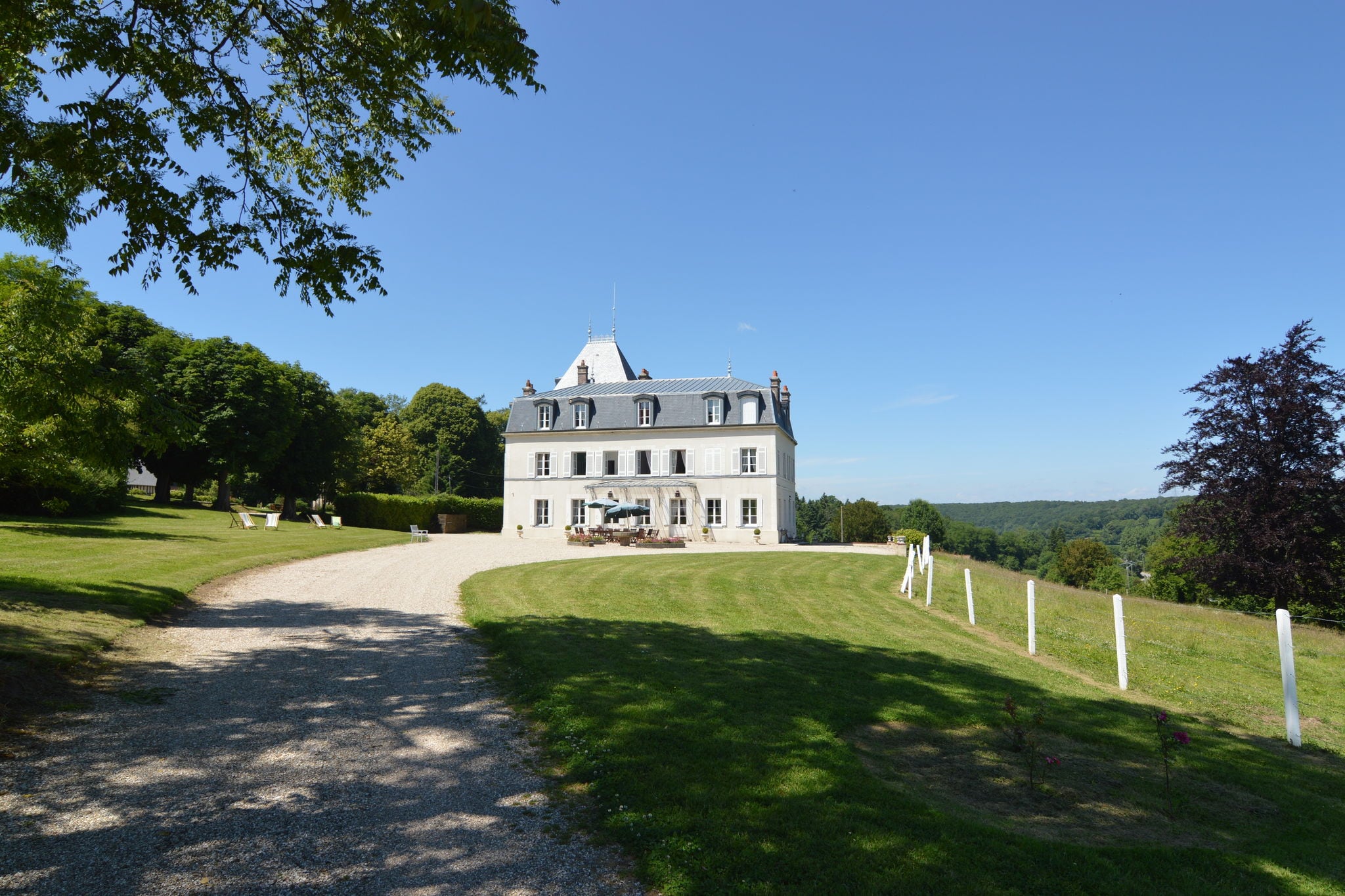 Denkmalgeschütztes Schloss in Asnières mit Garten