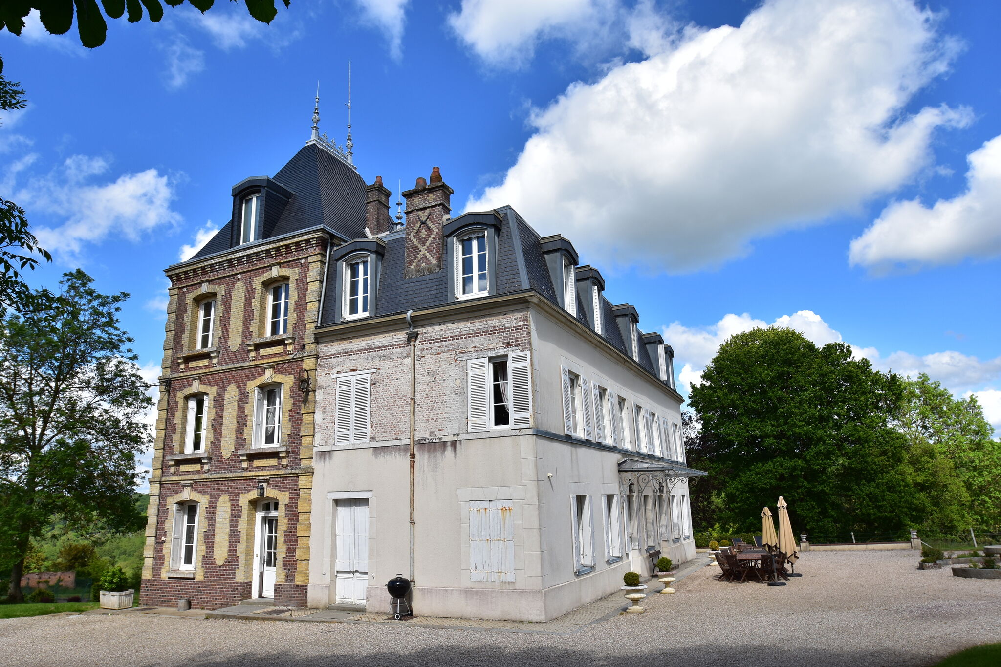 Denkmalgeschütztes Schloss in Asnières mit Garten
