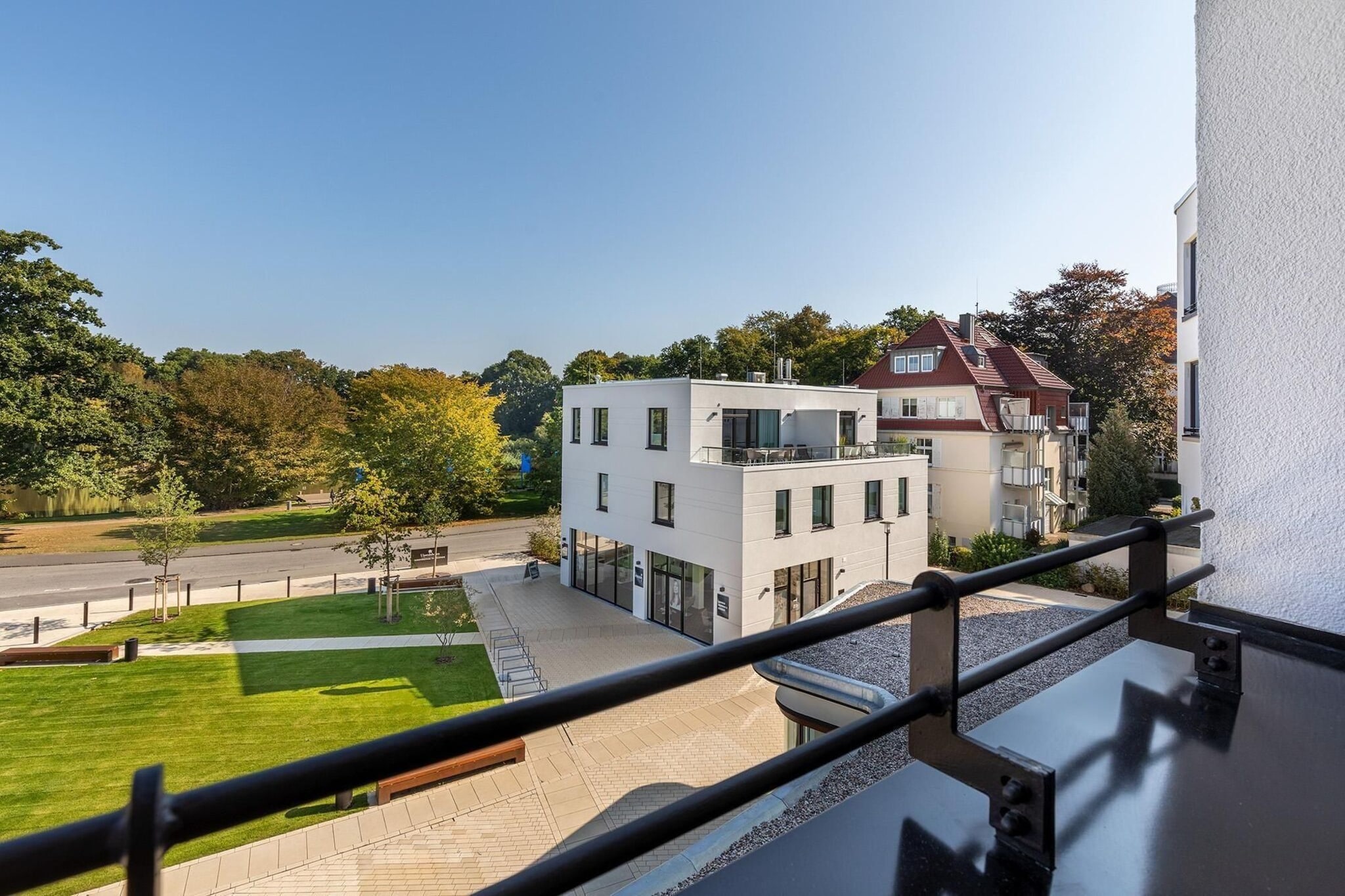Godewindpark Travemünde Deluxe-Apartment 2.12 mit eigener e-Ladesäule in der Tiefgarage und XL-Strandkorb am Strand - Uitzicht zomer