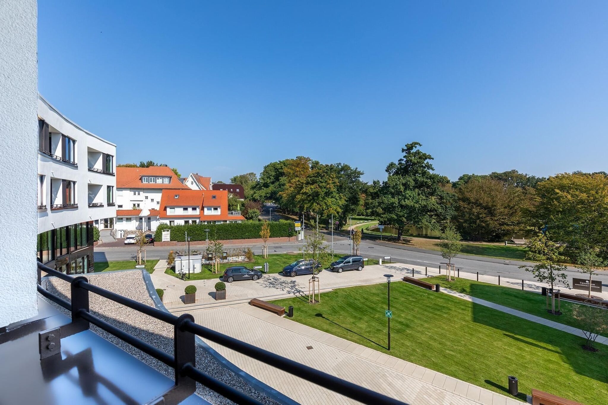 Godewindpark Travemünde Deluxe-Apartment 2.12 mit eigener e-Ladesäule in der Tiefgarage und XL-Strandkorb am Strand - Uitzicht zomer