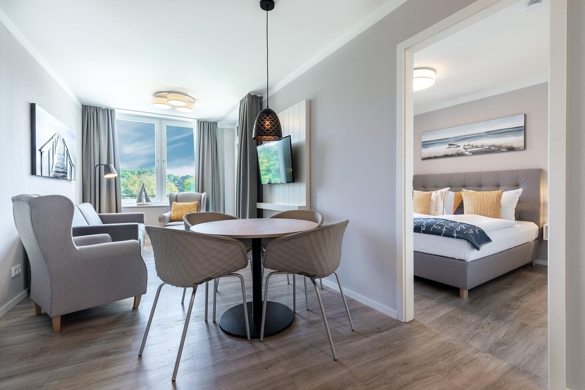 Godewindpark Travemünde Deluxe-Apartment 2.12 mit eigener e-Ladesäule in der Tiefgarage und XL-Strandkorb am Strand - Woonkamer