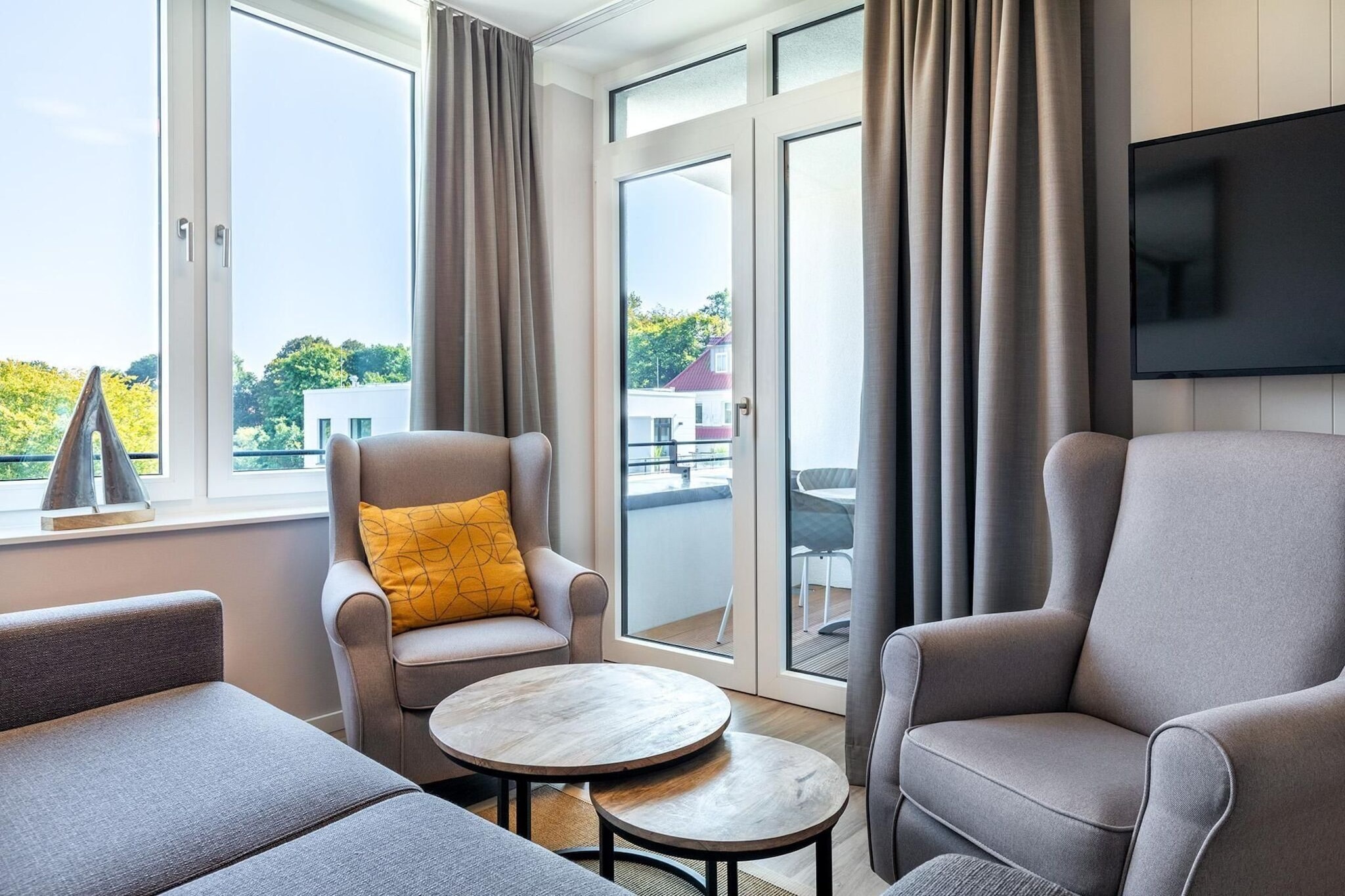 Godewindpark Travemünde Deluxe-Apartment 2.12 mit eigener e-Ladesäule in der Tiefgarage und XL-Strandkorb am Strand - Woonkamer
