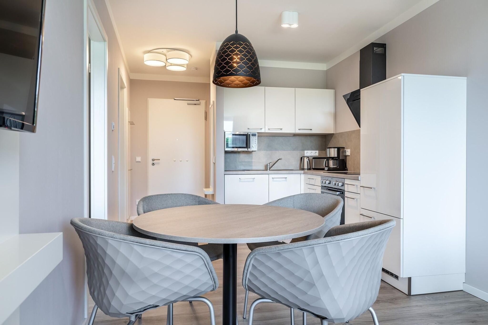 Godewindpark Travemünde Deluxe-Apartment 2.12 mit eigener e-Ladesäule in der Tiefgarage und XL-Strandkorb am Strand - Eetkamer