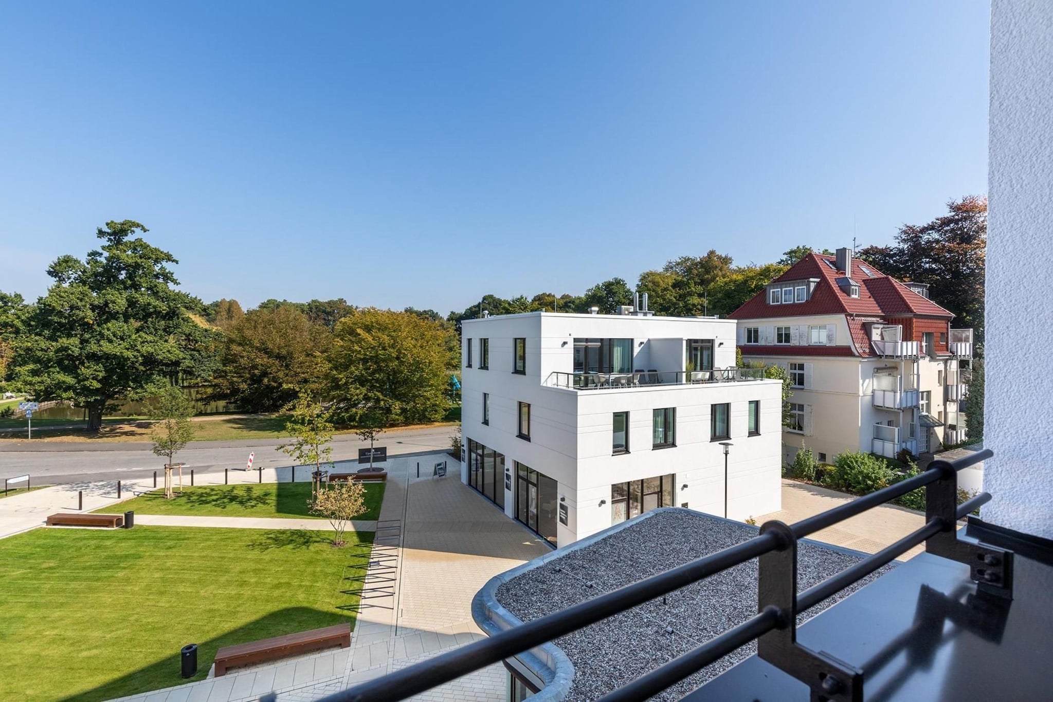 Godewindpark Travemünde Deluxe-Apartment 2.14 mit eigener e-Ladesäule, XL-Strandkorb und Hundefreundlich - Uitzicht zomer