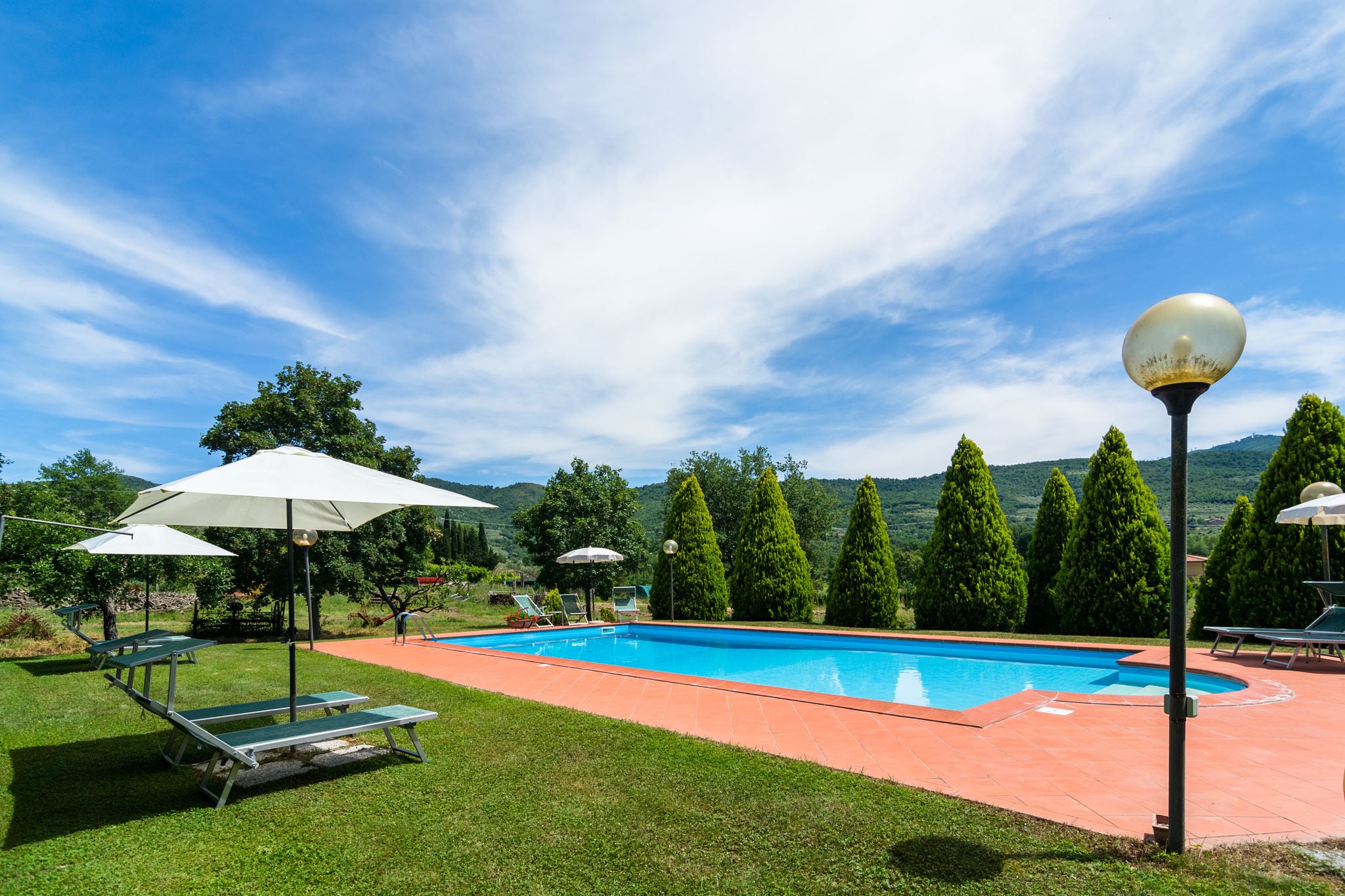 Belle ferme avec piscine près du lac en Toscane