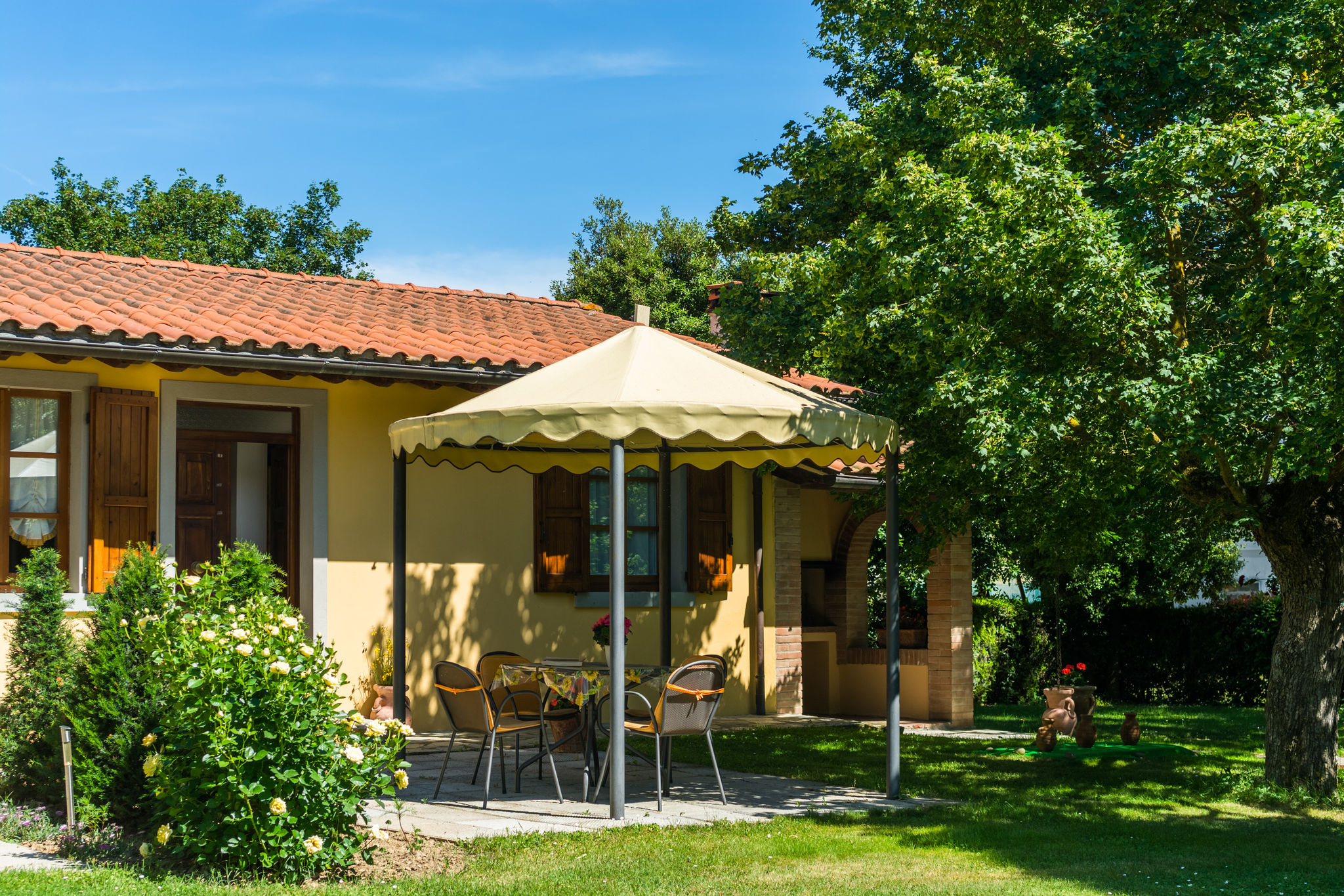 Beautiful Farmhouse with Swimming Pool near Lake in Tuscany