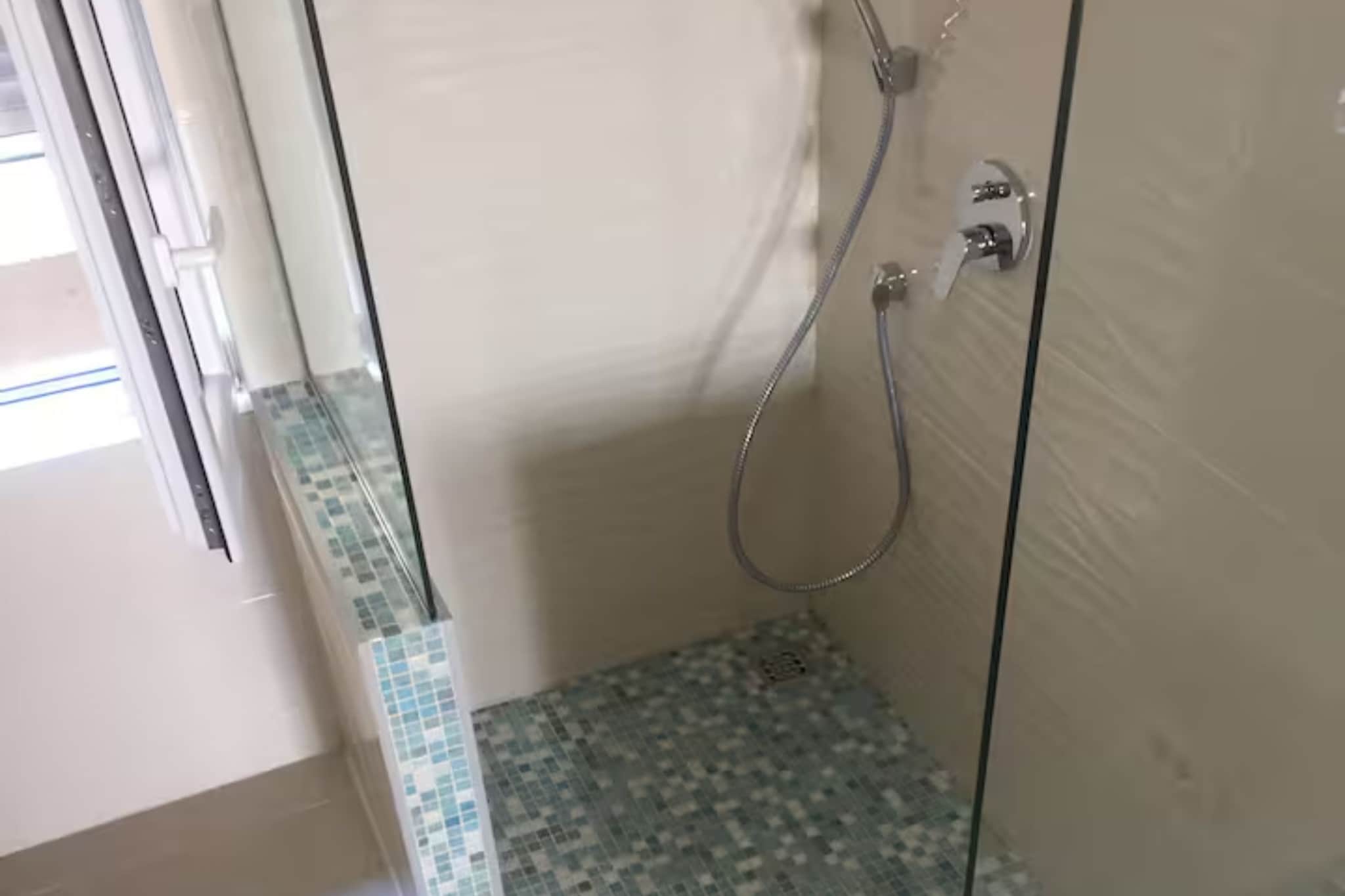 Olive Grove Apartment - Three Bedroom Apartment First floor - Badkamer