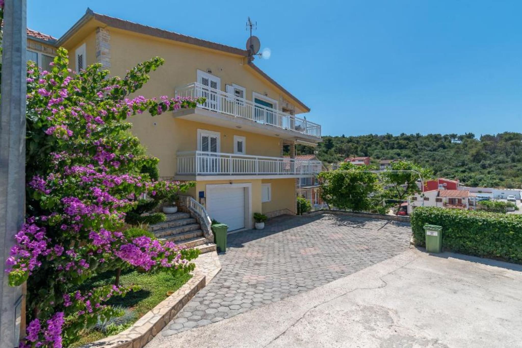 Two Bedroom Apartment with Terrace and Pool - Buitenlucht