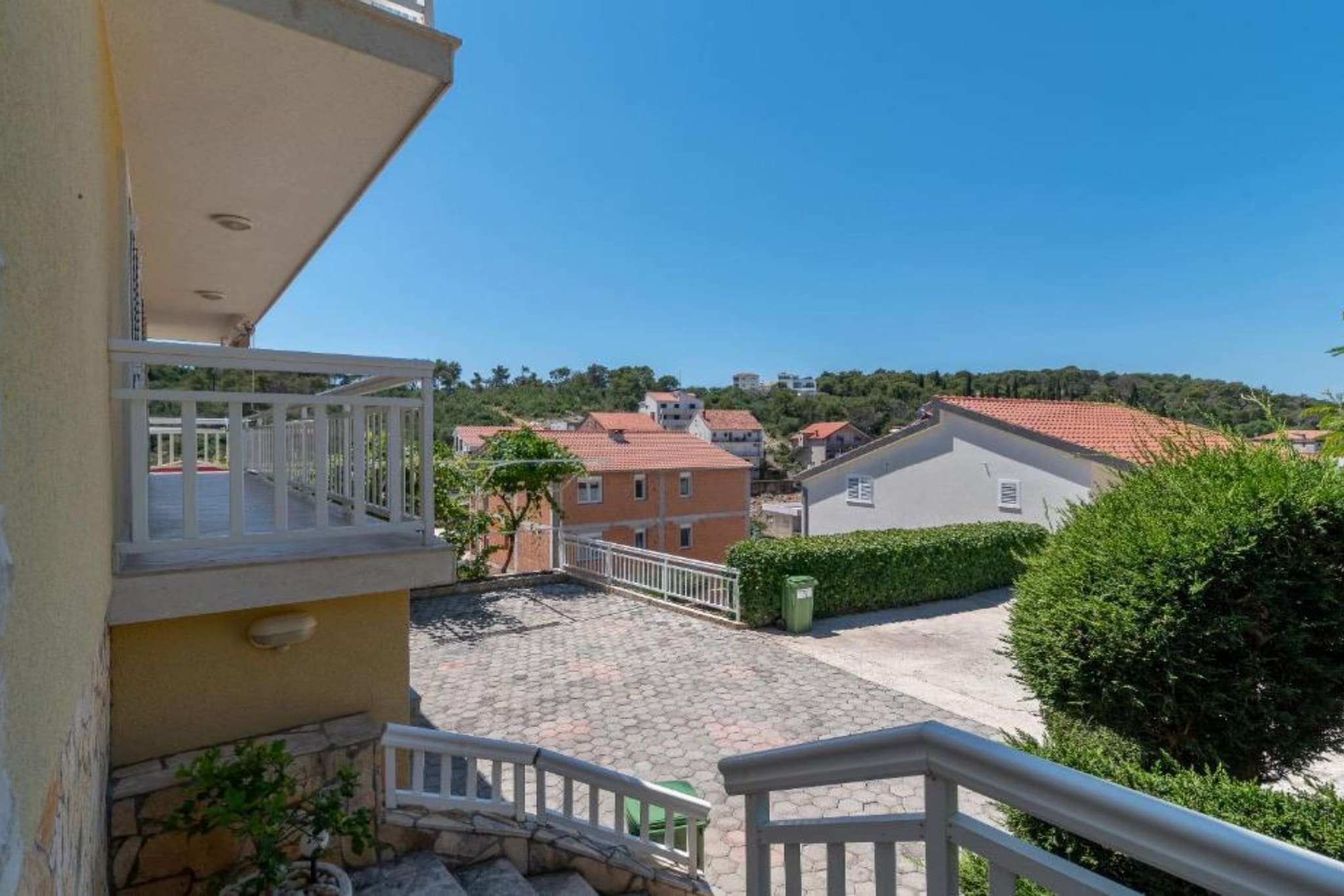 Two Bedroom Apartment with Terrace and Pool - Buitenlucht