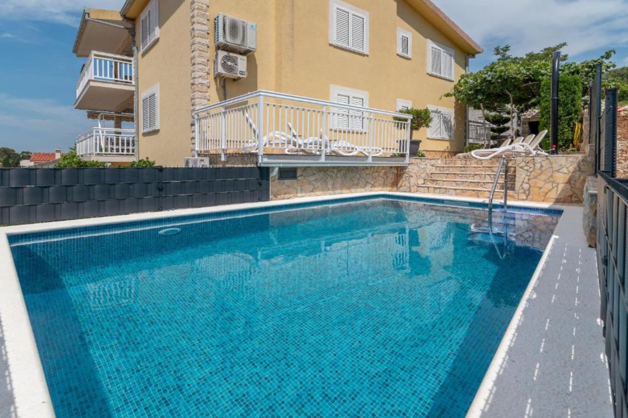 Two Bedroom Apartment with Terrace and Pool - Zwembad