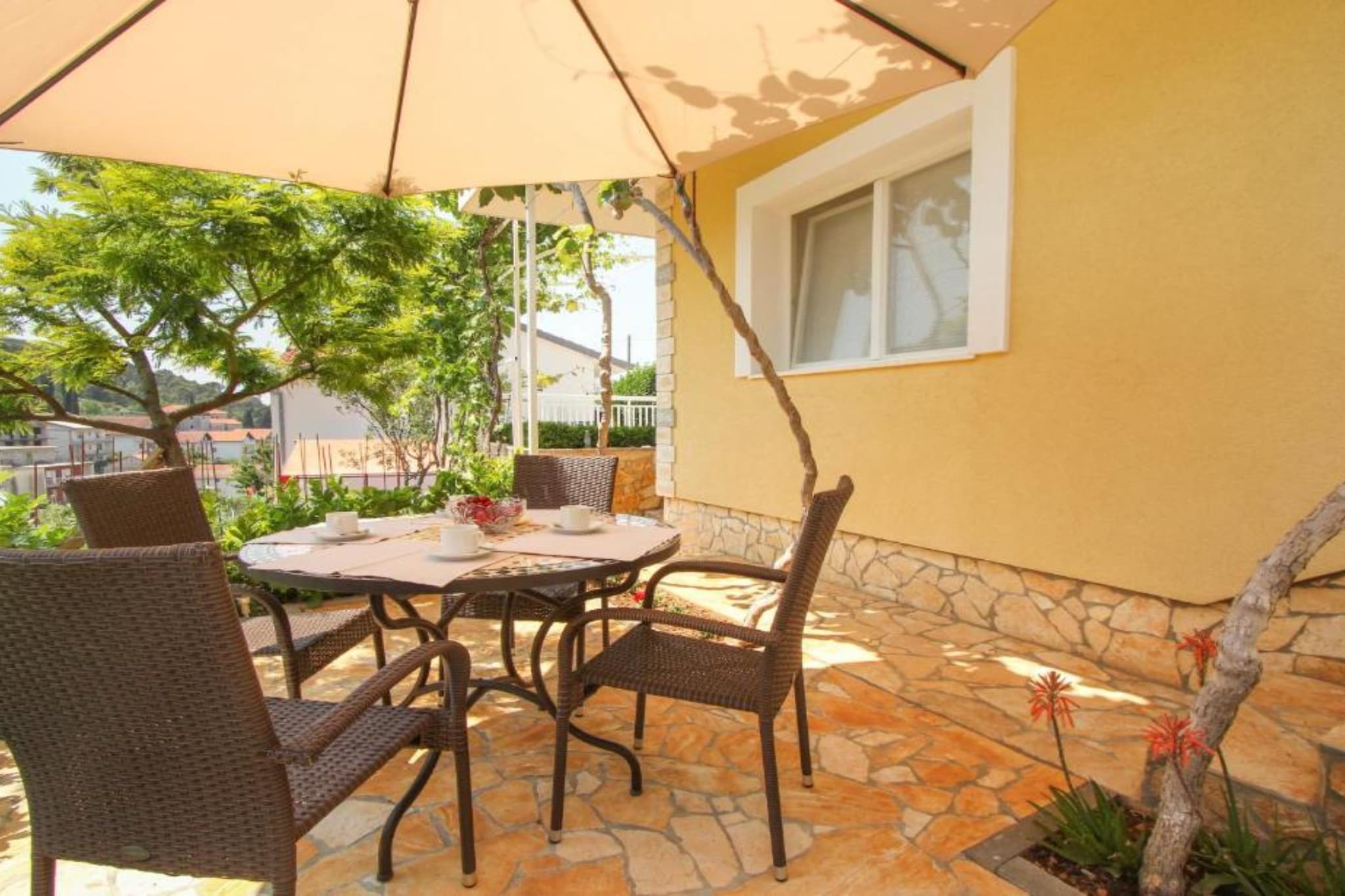 Two Bedroom Apartment with Terrace and Pool - Terras