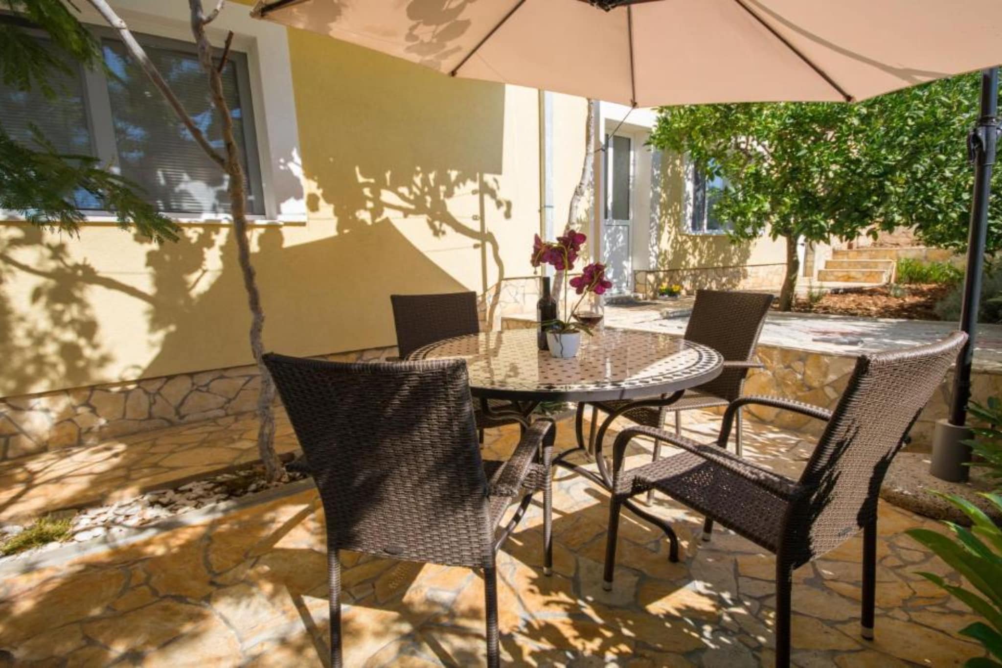 Two Bedroom Apartment with Terrace and Pool - Terras